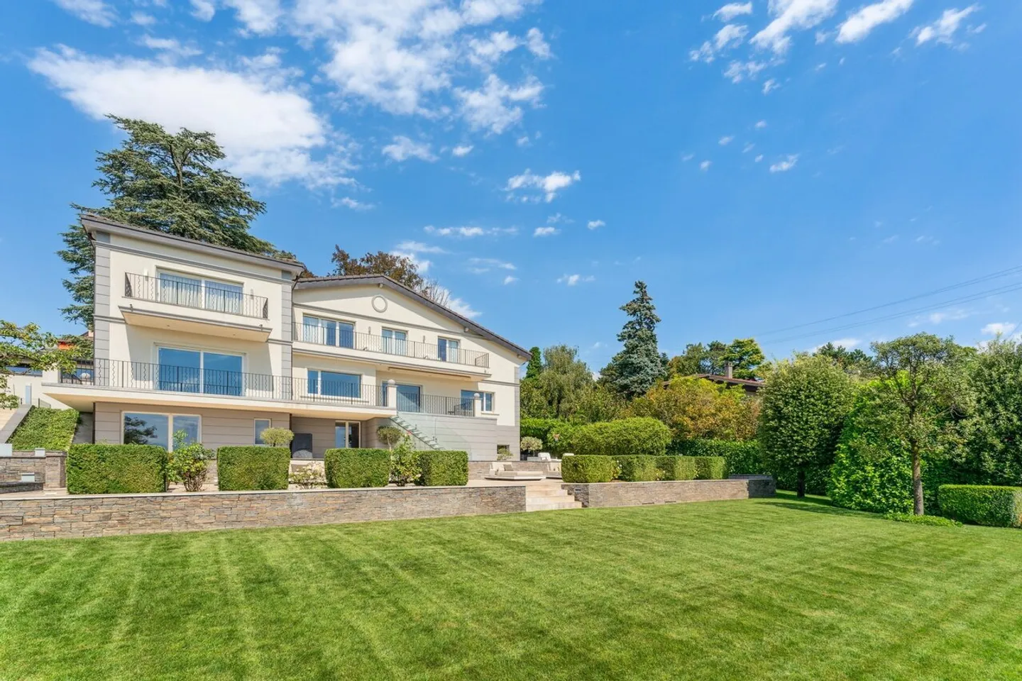 Charming Villa with Lake View - Photo 14 of 15