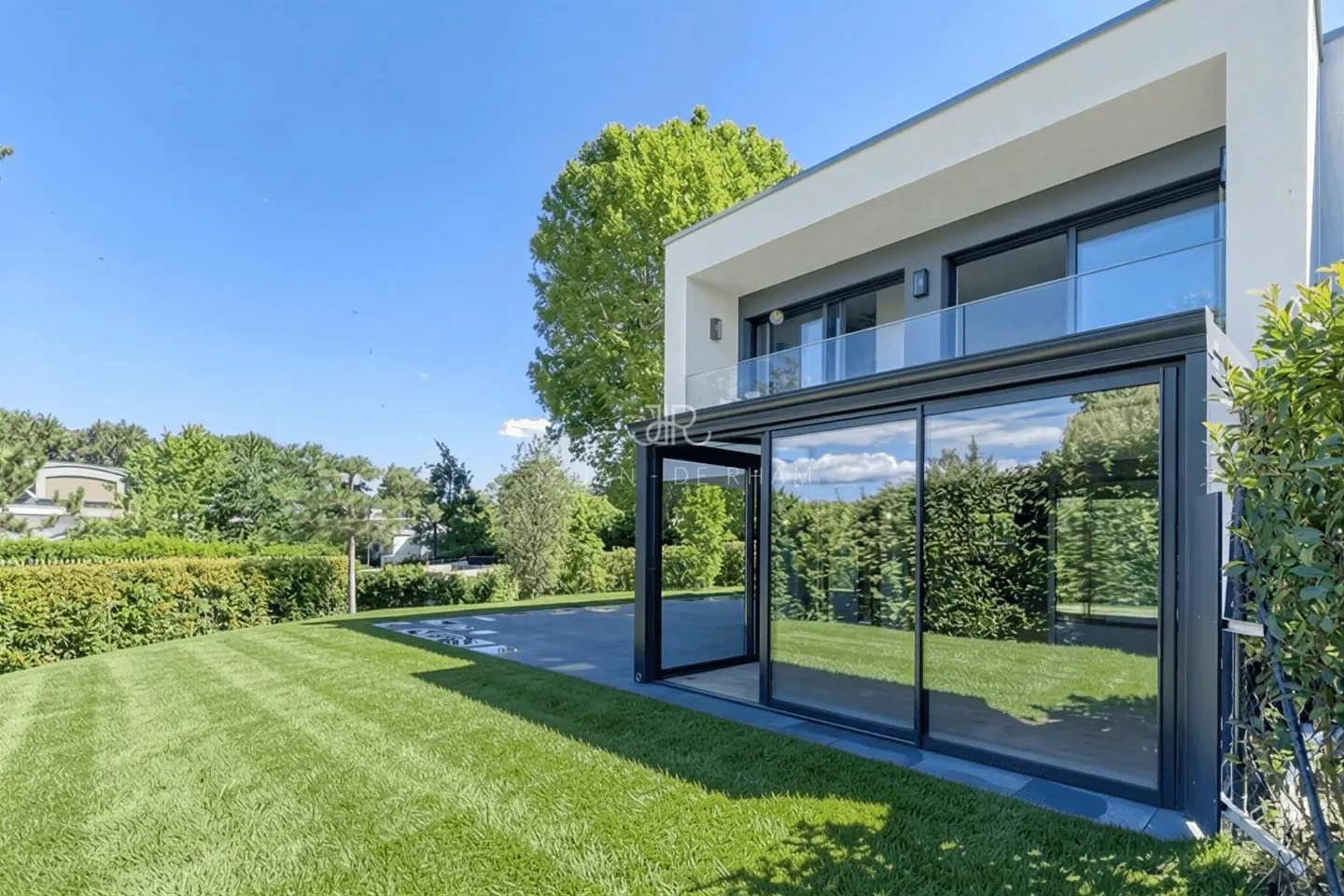Magnificent modern villa near the lake - Photo 1 of 3