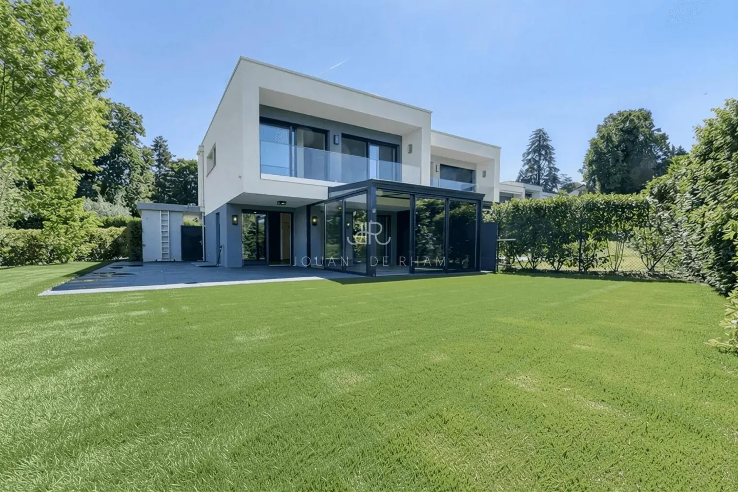 Magnificent modern villa near the lake - Photo 2 of 3