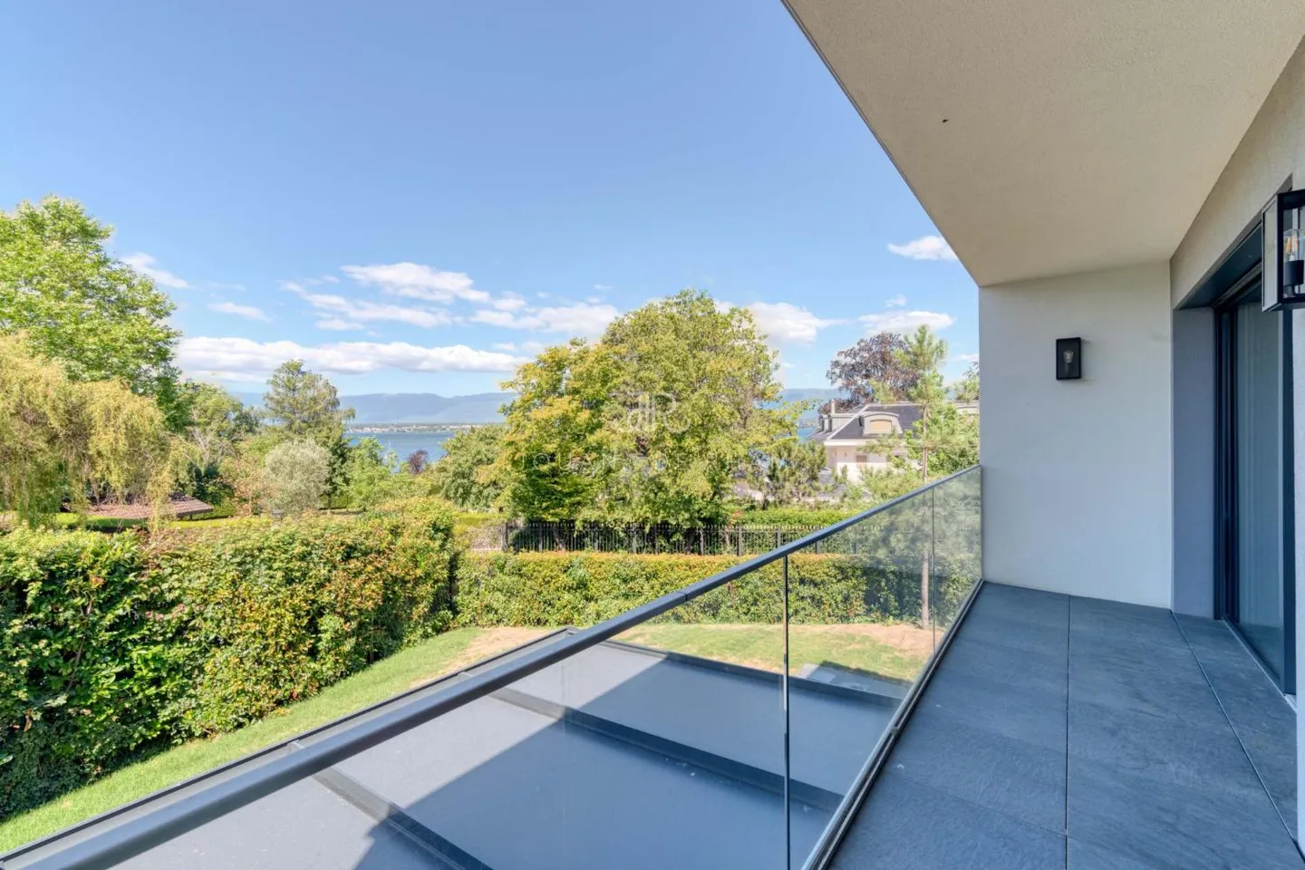 Magnificent modern villa near the lake - Photo 3 of 3