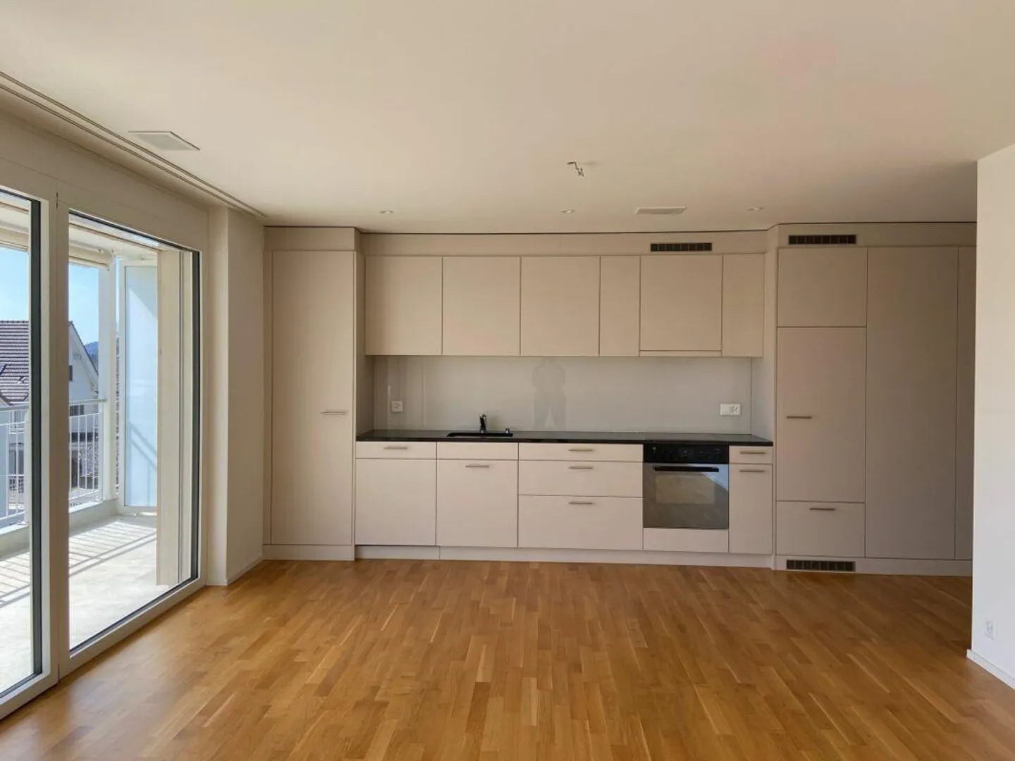 Appartamento moderno di 4,5 stanze in affitto - Foto 3 di 8