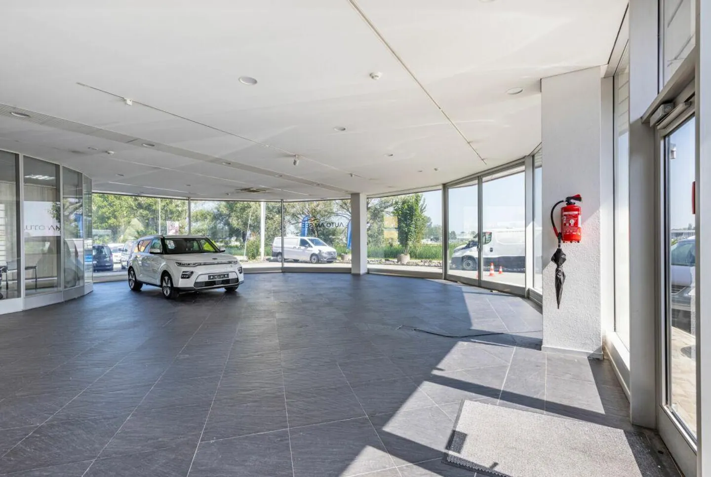 Showroom in prime location - 368 m² for your business - Photo 1 of 6