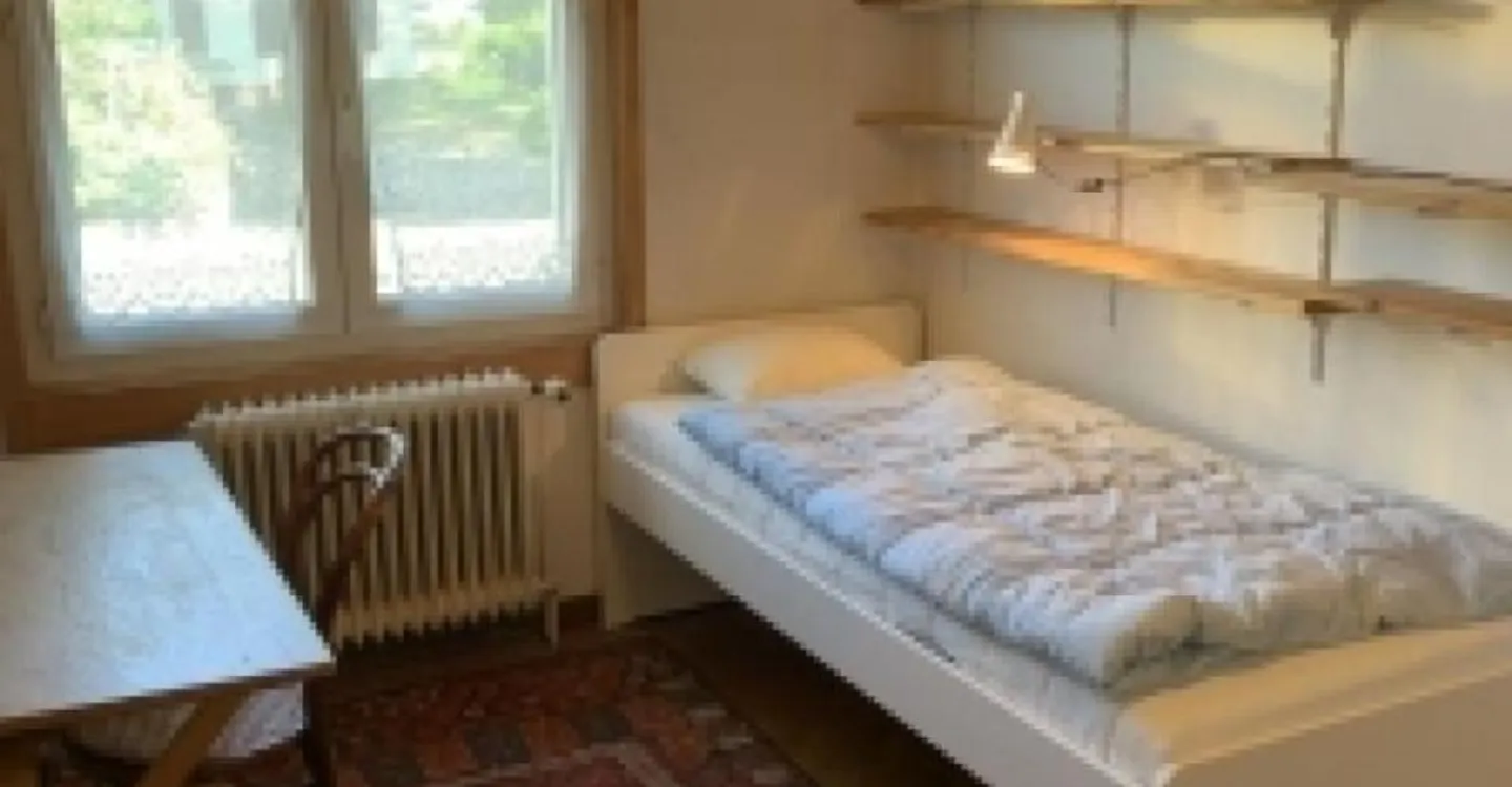 Chambre en colocation, située dans un quartier calme et à proximité des commerces et des transports publics - Photo 2 sur 7
