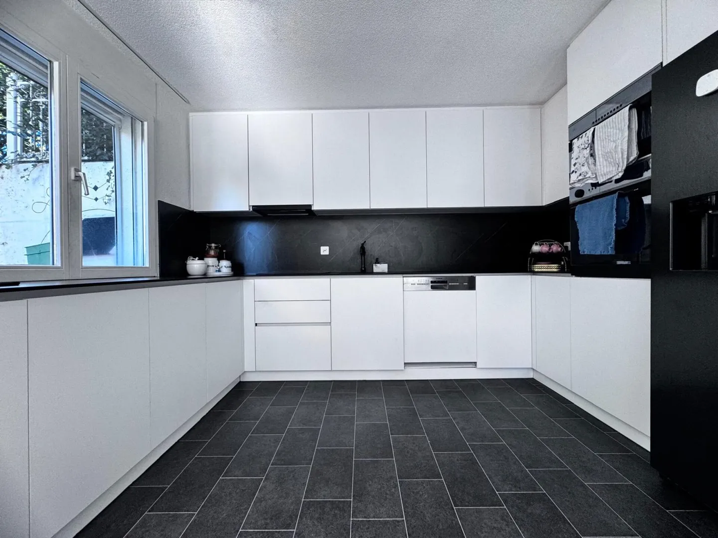 Semi-Detached House in Sunny Hillside Location with Great Views and Two Parking Spaces - Photo 4 of 27