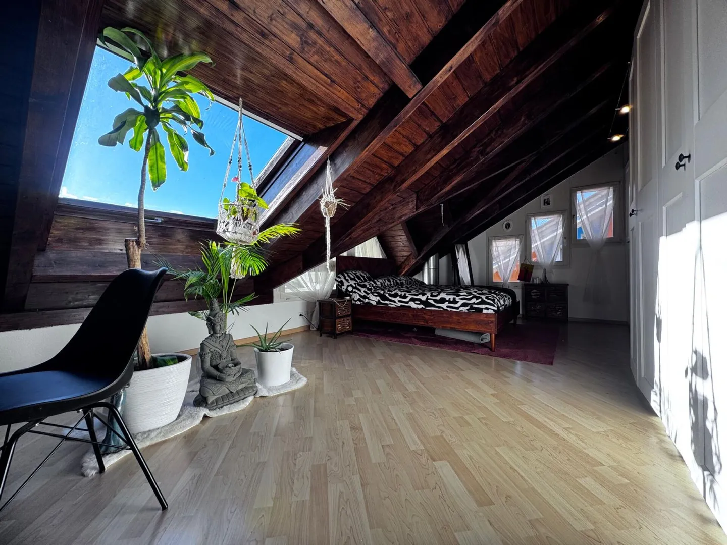 Semi-Detached House in Sunny Hillside Location with Great Views and Two Parking Spaces - Photo 5 of 27