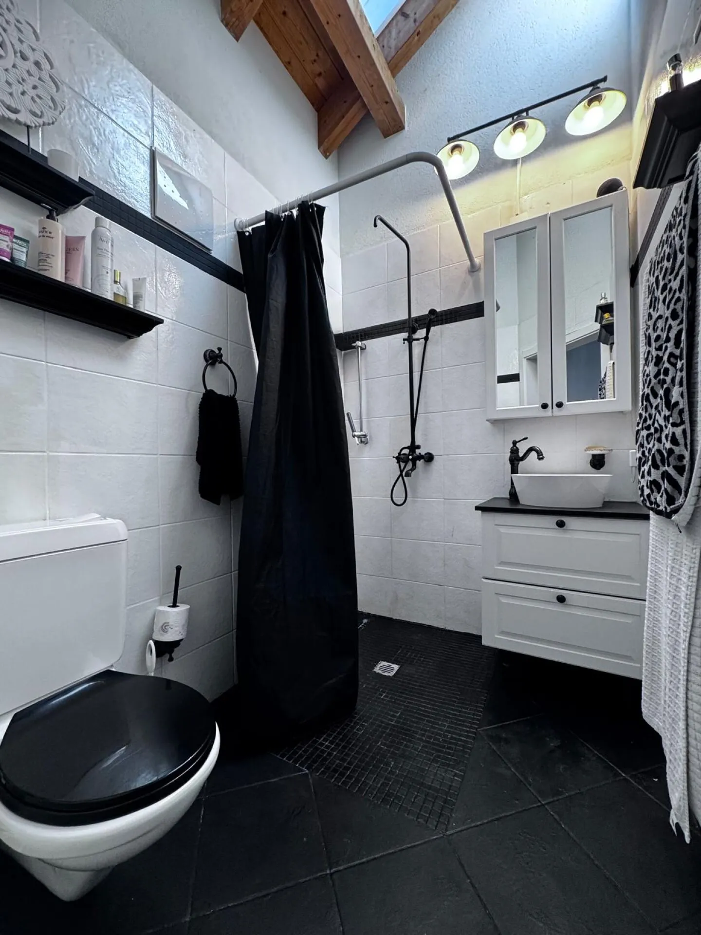 Semi-Detached House in Sunny Hillside Location with Great Views and Two Parking Spaces - Photo 8 of 27