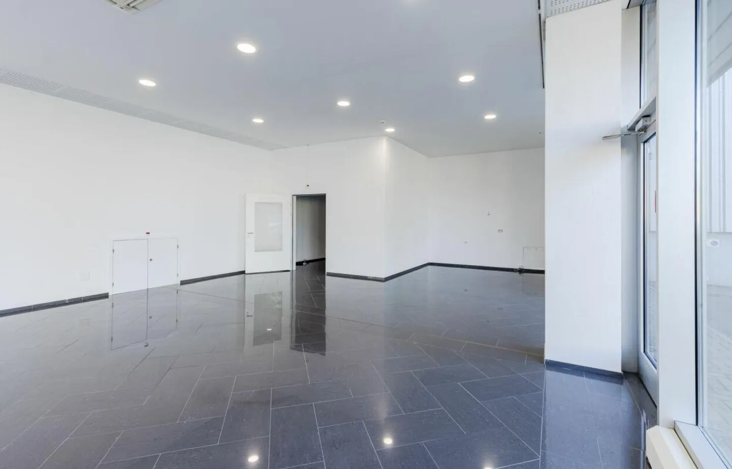 Your new retail space is waiting! - Photo 4 of 7