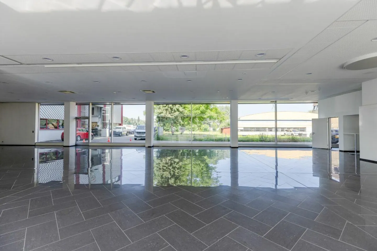 Your new retail space is waiting! - Photo 5 of 7