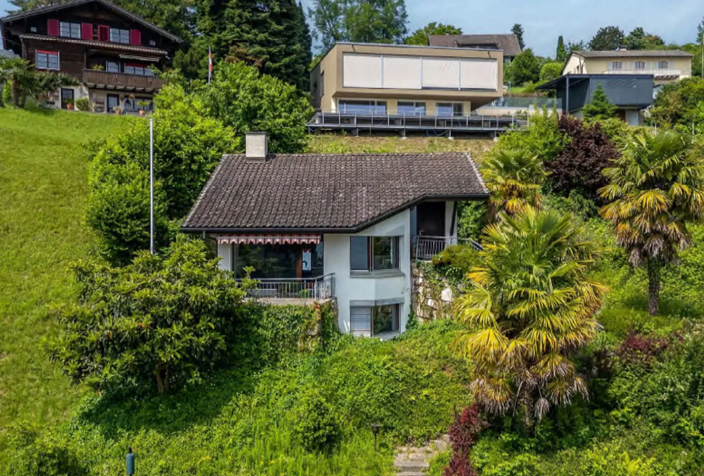 Affascinante casa unifamiliare con vista sulle montagne e sul lago e ampio giardino - Foto 3 di 9