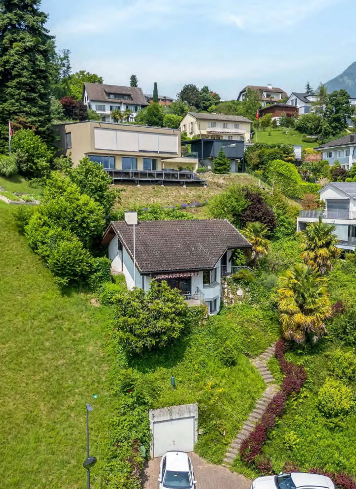 Affascinante casa unifamiliare con vista sulle montagne e sul lago e ampio giardino - Foto 4 di 9