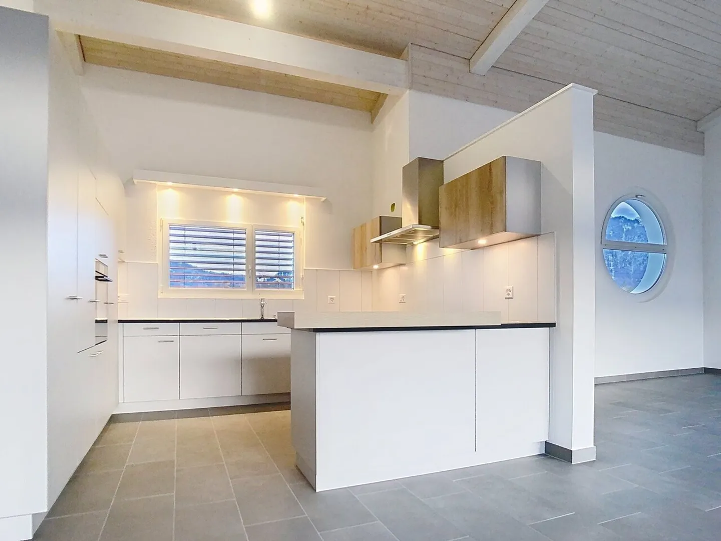 Penthouse exceptionnel, entièrement rénové - Photo 3 sur 12