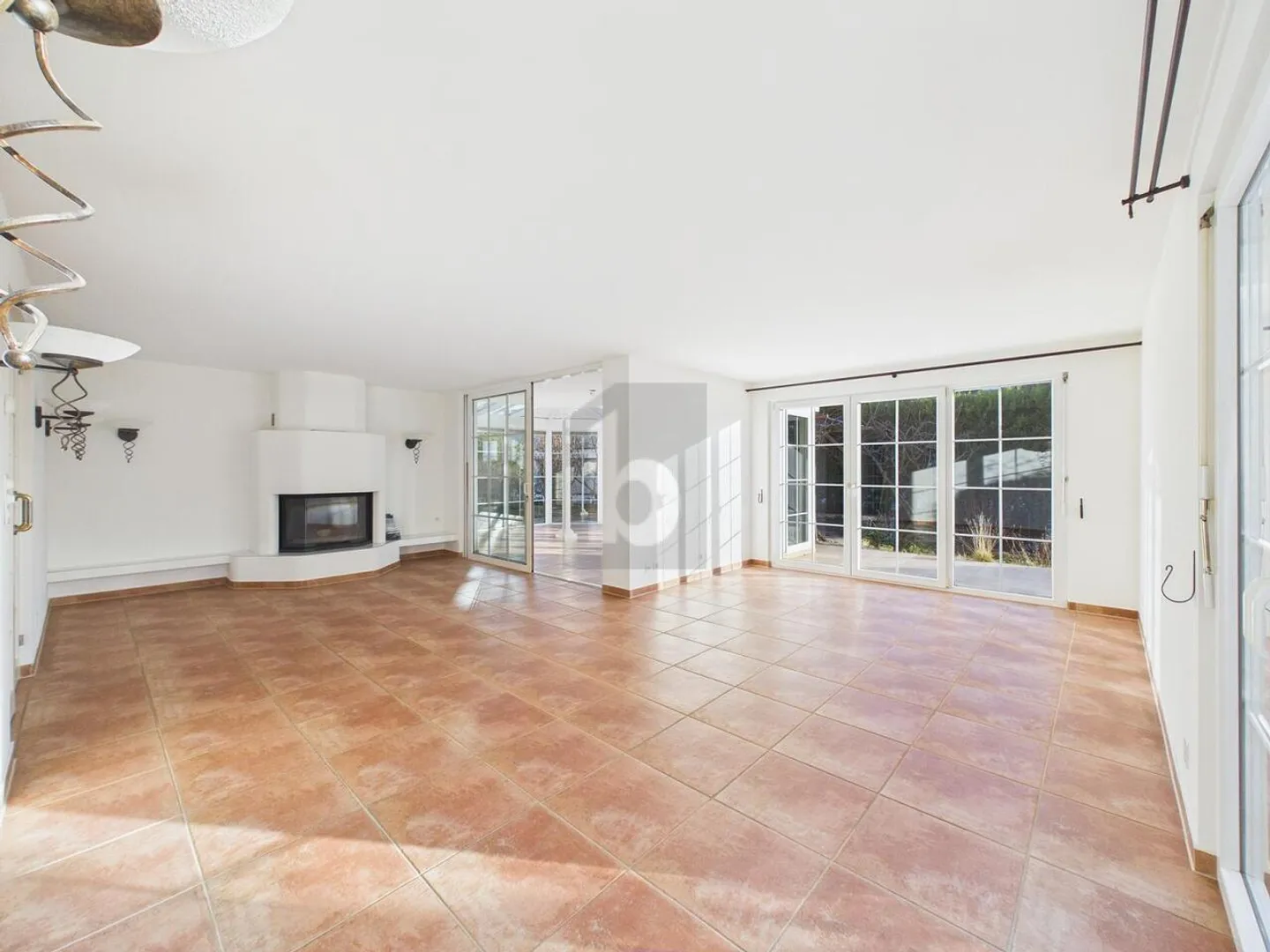 STYLE MÉDITERRANÉEN AVEC JARDIN D'HIVER ET ENVIRONNEMENT - Photo 2 sur 6