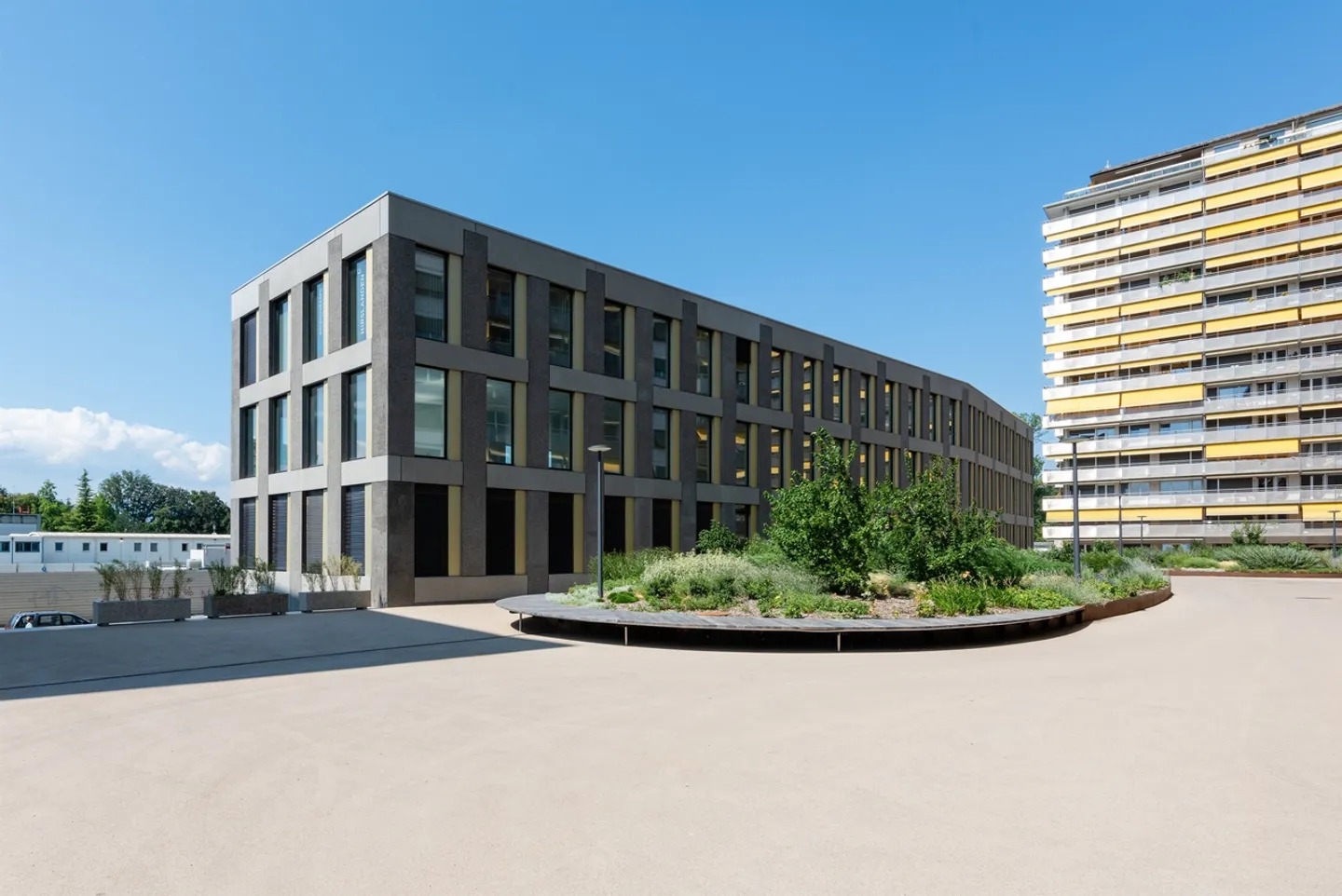 Außenparkplatz in der Nähe des Bahnhofs Eaux-Vives - Foto 1 von 2