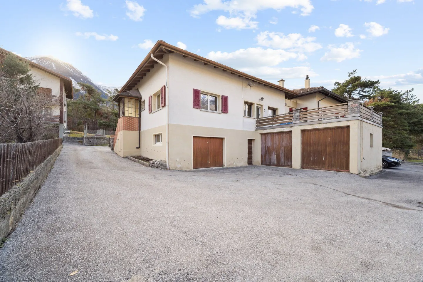 Casa bifamiliare con molto potenziale (di ampliamento) in posizione soleggiata a Leuk - Foto 1 di 16
