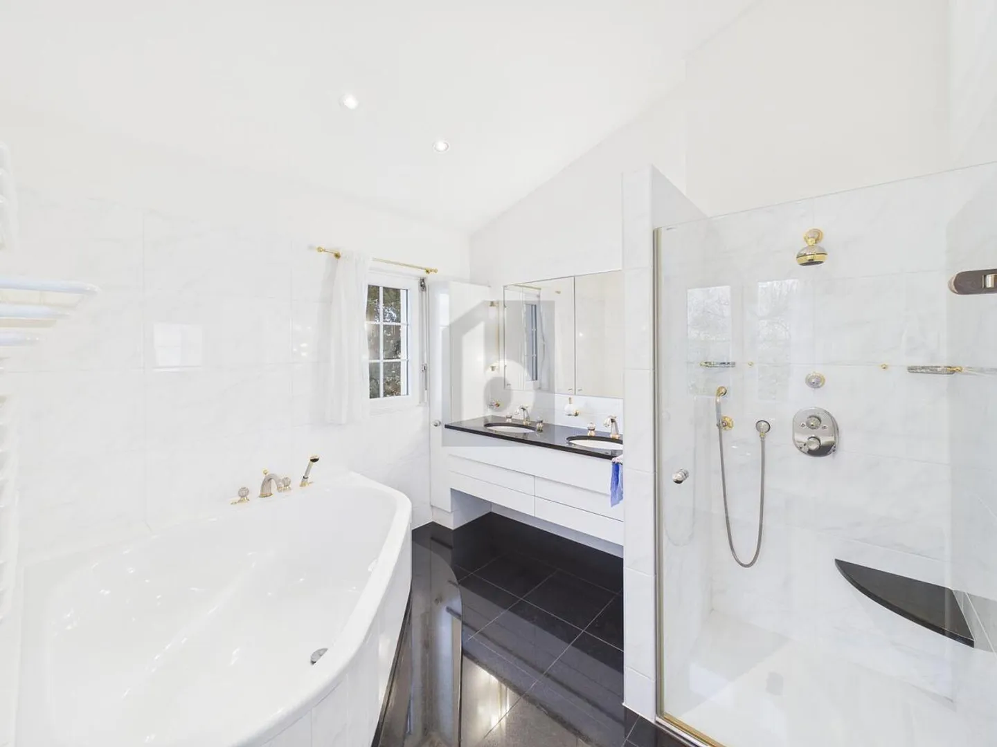 STYLE MÉDITERRANÉEN AVEC JARDIN D'HIVER ET ENVIRONNEMENT - Photo 4 sur 6