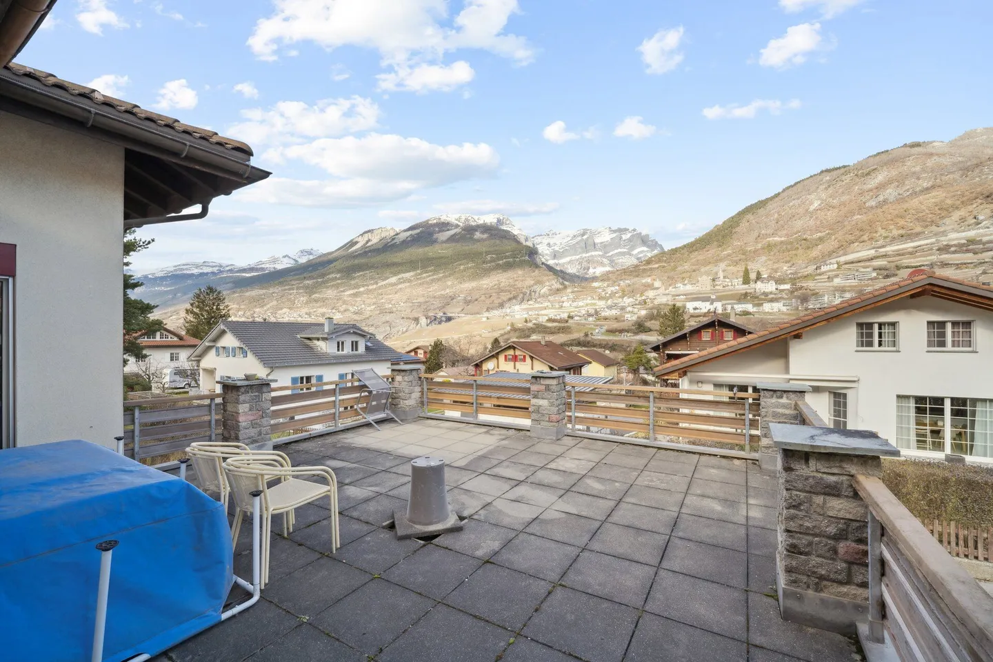 Casa bifamiliare con molto potenziale (di ampliamento) in posizione soleggiata a Leuk - Foto 2 di 16