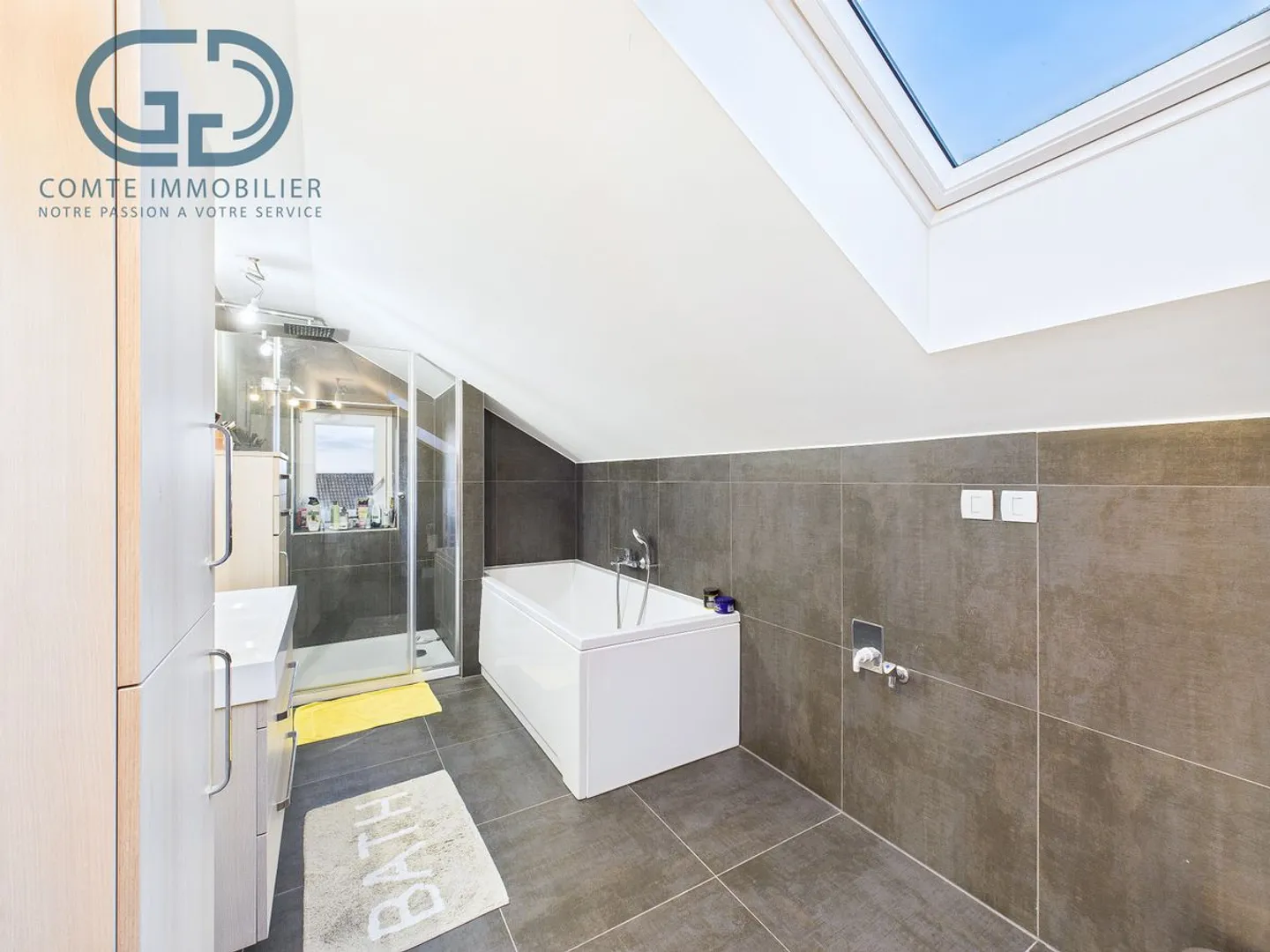 Renovated semi-detached villa with 7 rooms - Photo 10 of 13