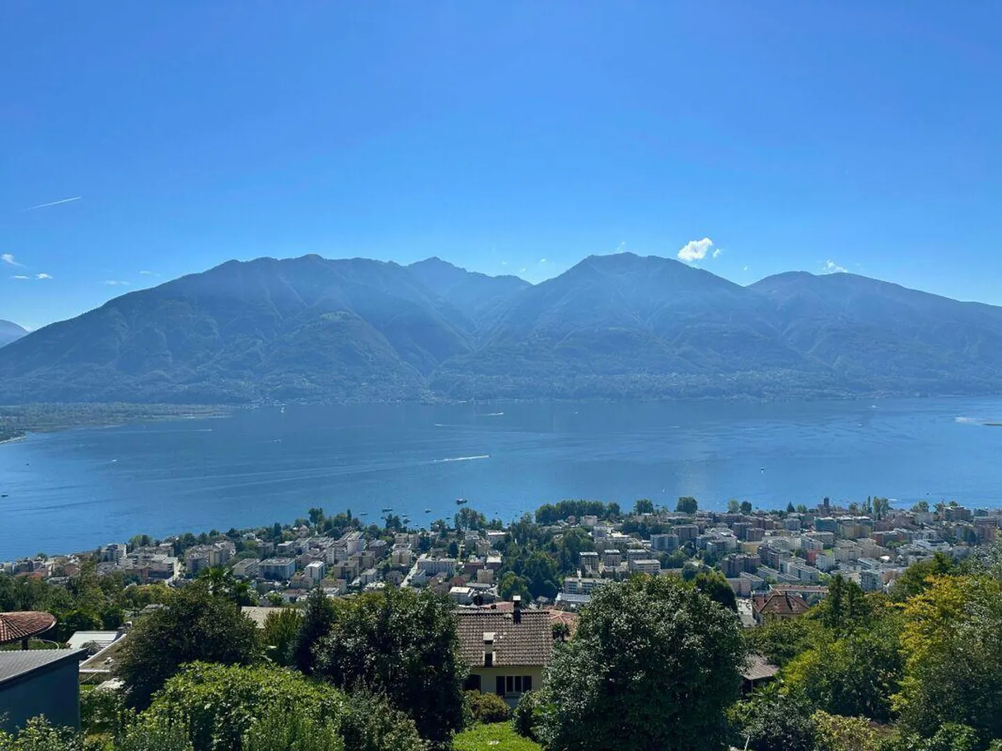 Moderno e prestigioso appartamento di 4.5 locali con terrazza, giardino privato attrezzato e spettacolare vista lago - Foto 7 di 9