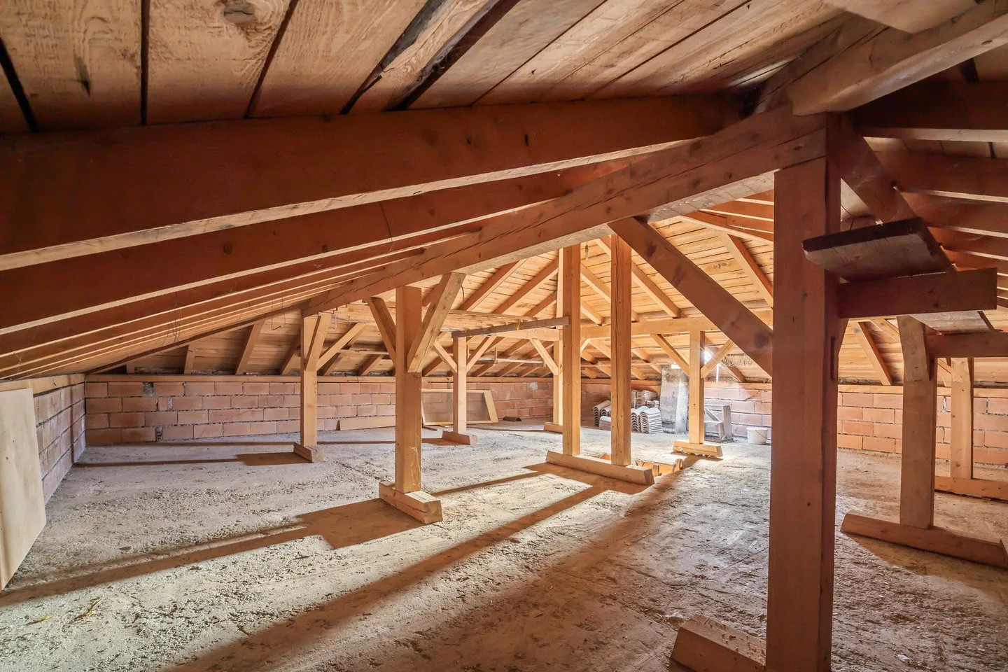 Casa bifamiliare con molto potenziale (di ampliamento) in posizione soleggiata a Leuk - Foto 12 di 16