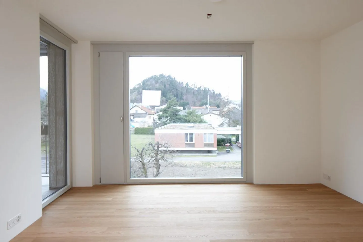 Modern 2.5-room apartment with stunning views in Domat/Ems - Photo 2 of 6