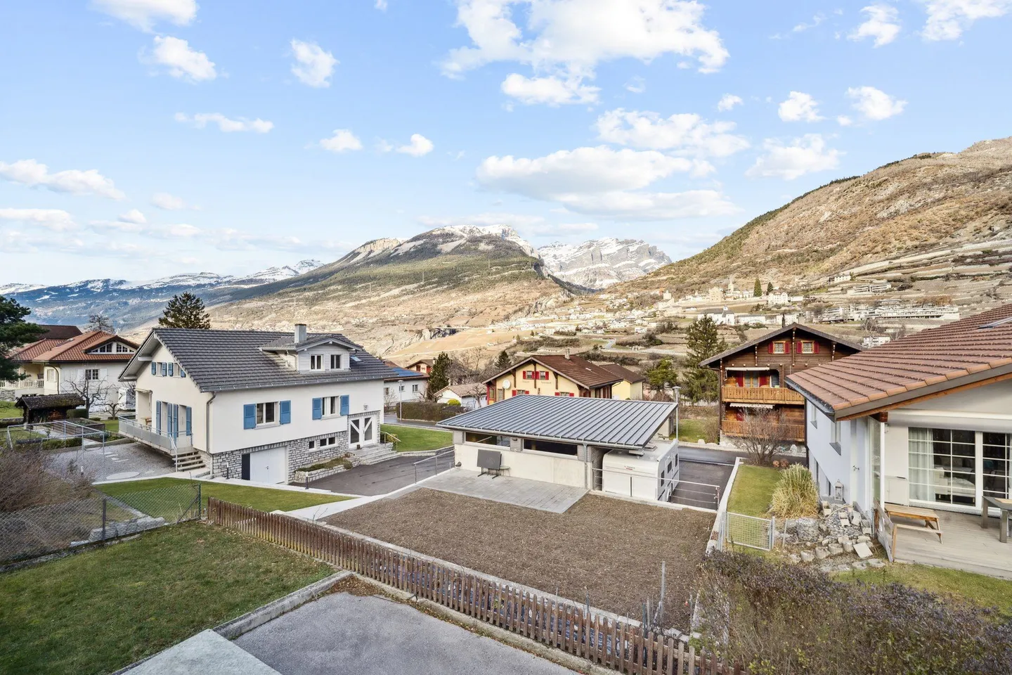 Casa bifamiliare con molto potenziale (di ampliamento) in posizione soleggiata a Leuk - Foto 14 di 16