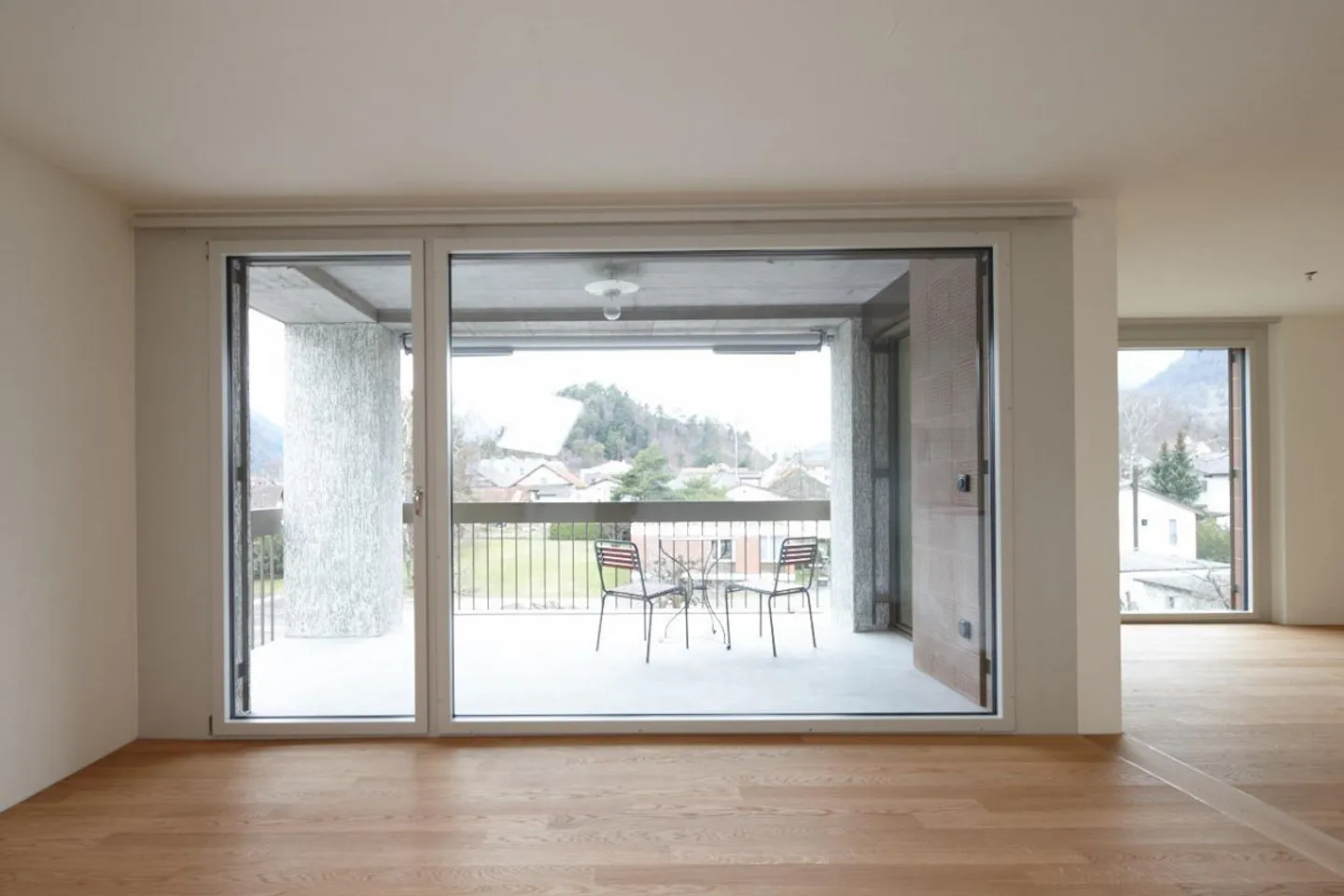 Modern 2.5-room apartment with stunning views in Domat/Ems - Photo 3 of 6