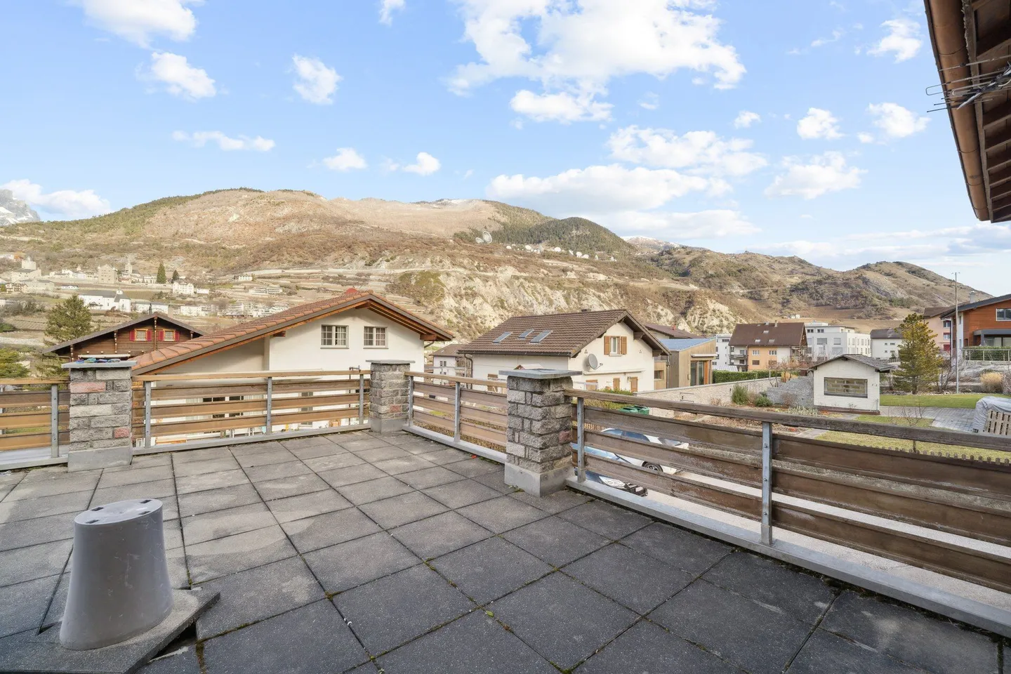 Casa bifamiliare con molto potenziale (di ampliamento) in posizione soleggiata a Leuk - Foto 15 di 16