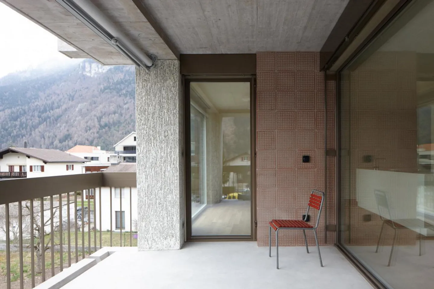 Modern 2.5-room apartment with stunning views in Domat/Ems - Photo 4 of 6