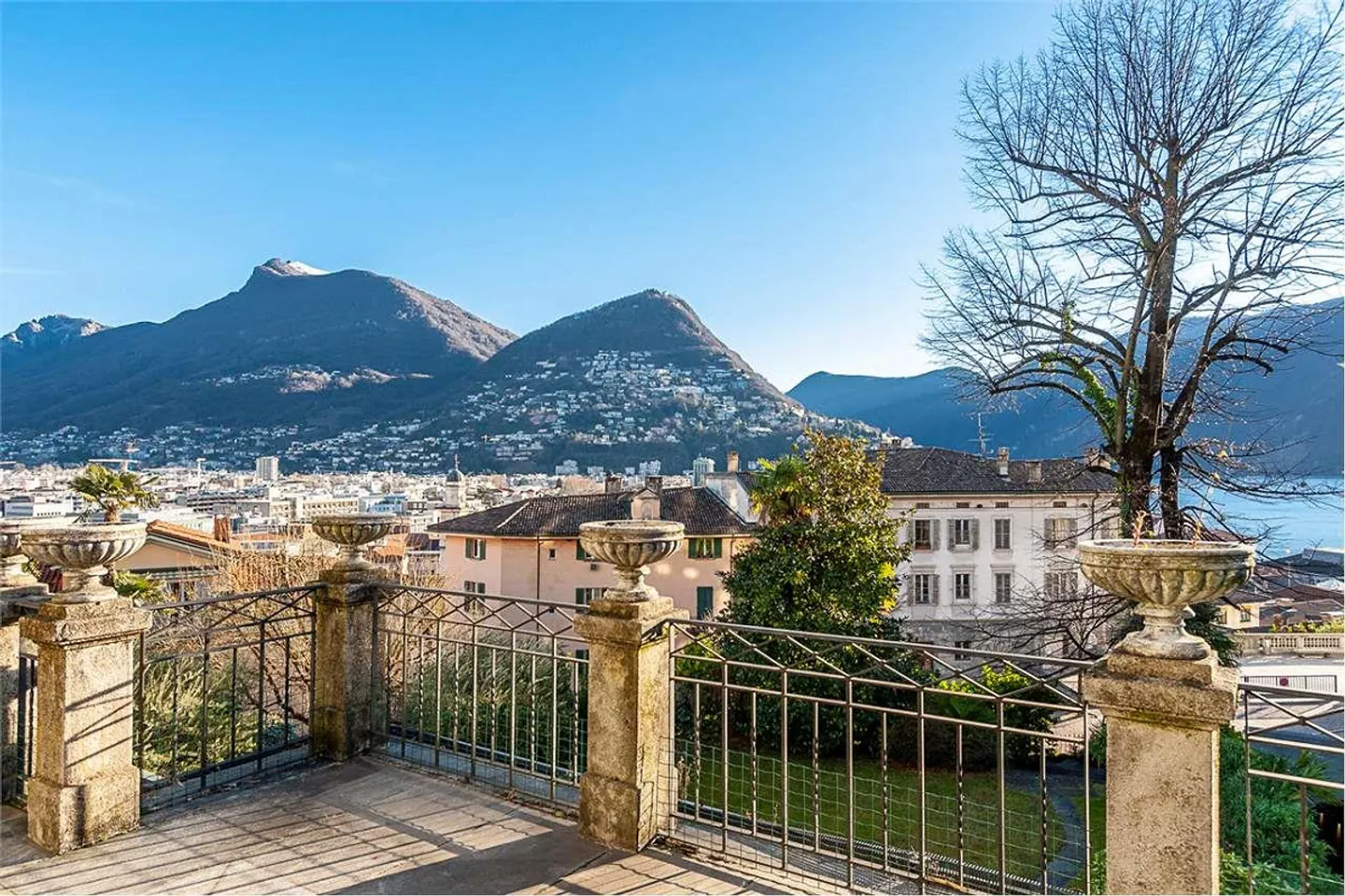 Valuable 4.5-room apartment with lake view in Lugano city center - Photo 1 of 4