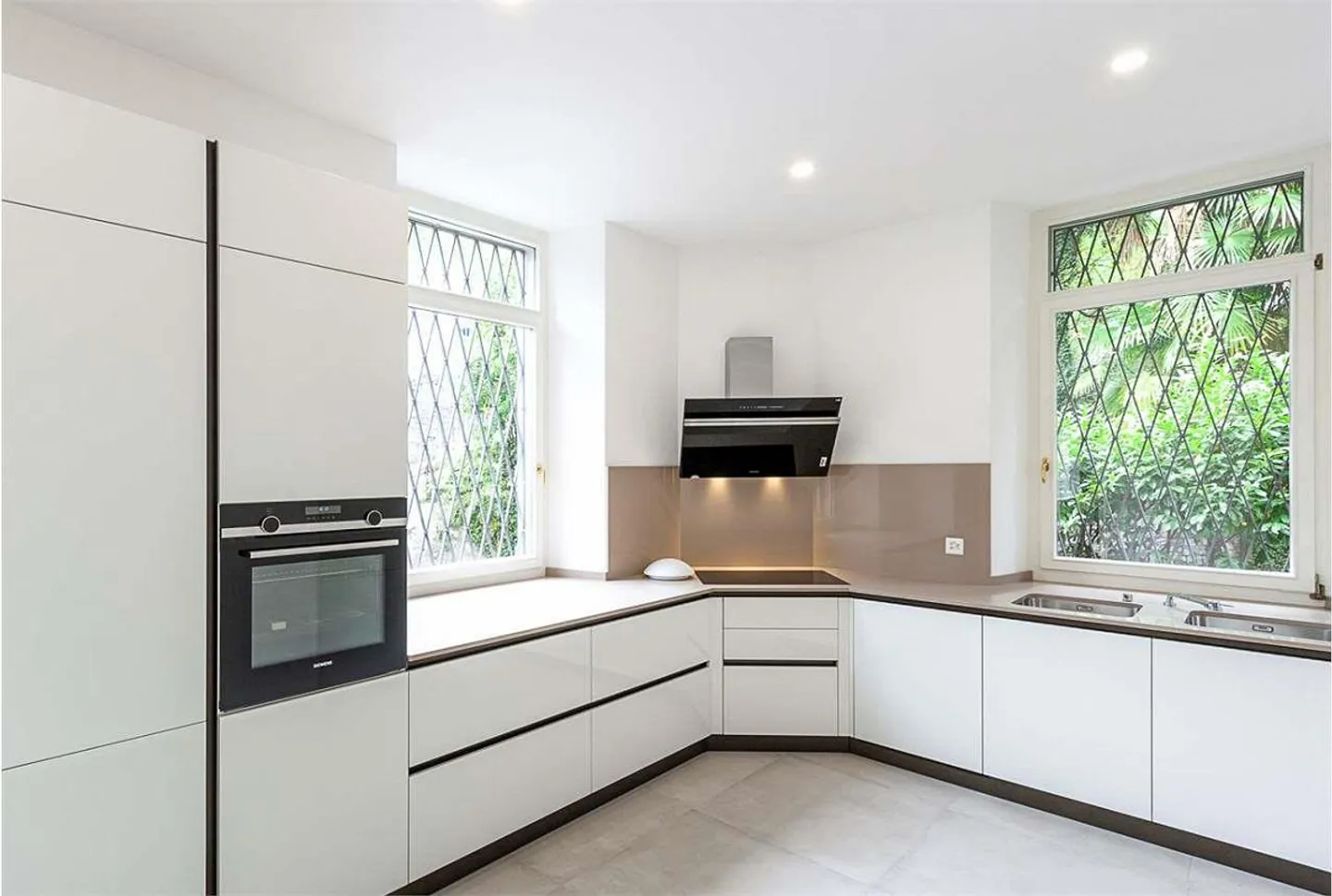 Valuable 4.5-room apartment with lake view in Lugano city center - Photo 2 of 4