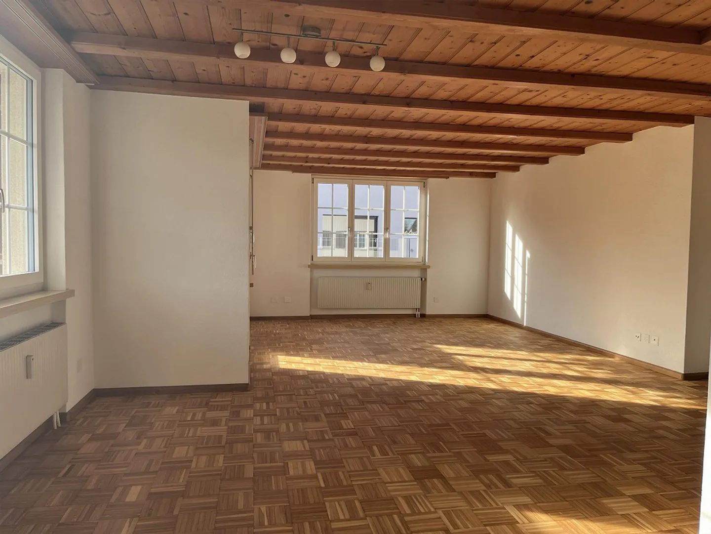 Geräumige Wohnung mit grossem Balkon - Foto 4 von 14