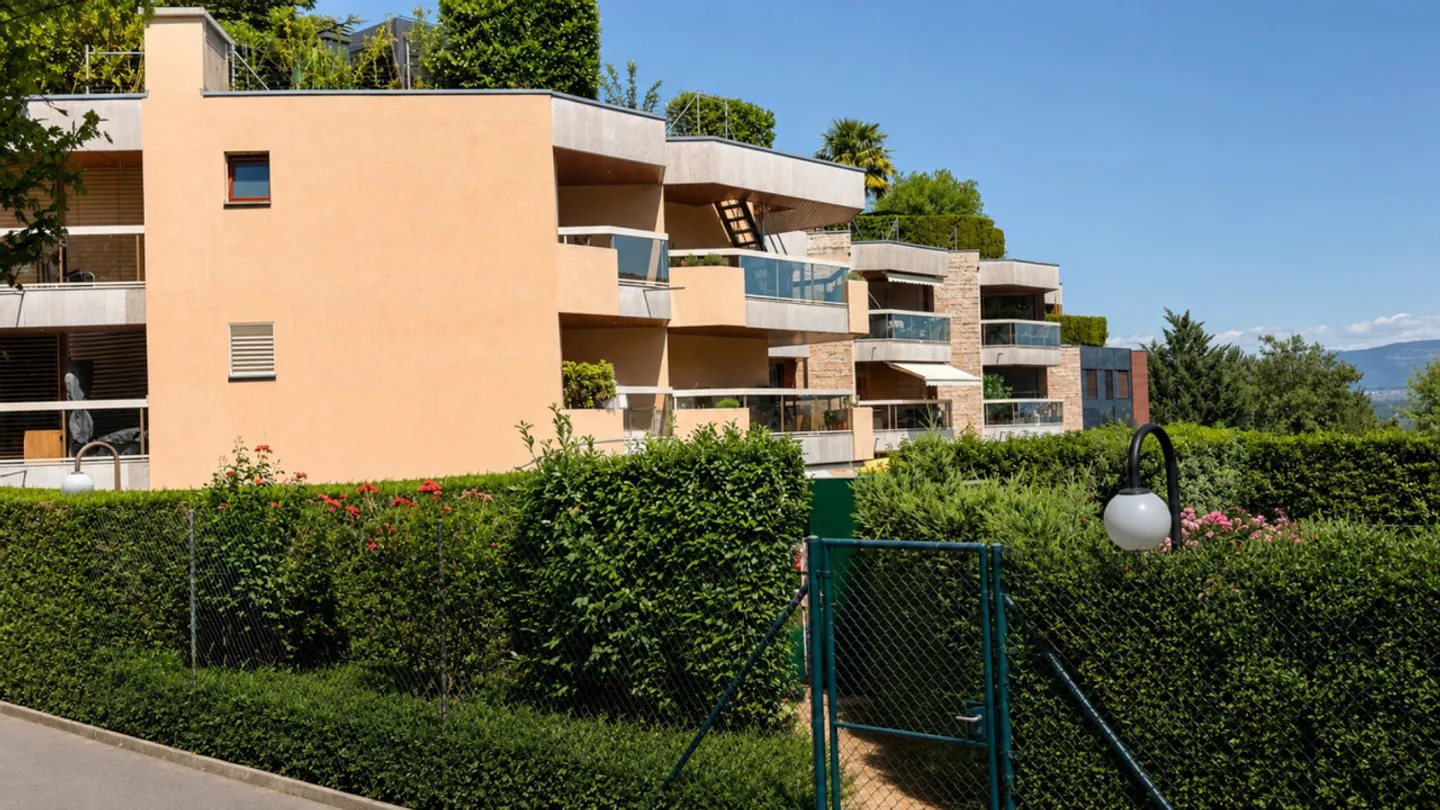 Stunning 3.5-room penthouse apartment with terrace, private rooftop, and partial lake view - Directly at the gates of Geneva - Photo 1 of 27