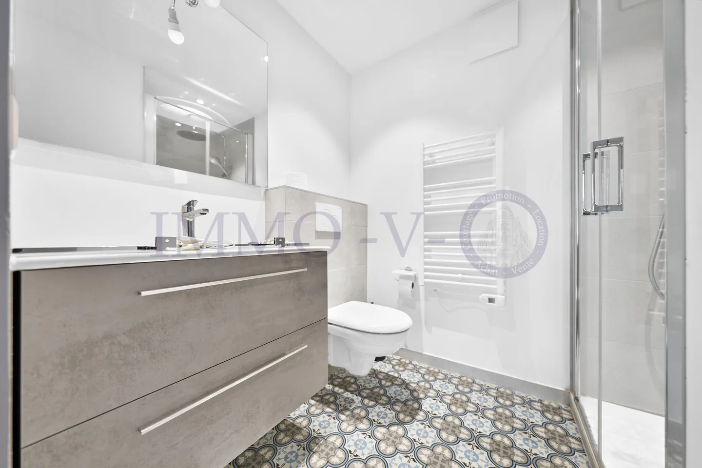 LUXURIOUSLY RENOVATED WITH LARGE GARDEN AND LAKE VIEW - 5P + STUDIO - Photo 19 of 20