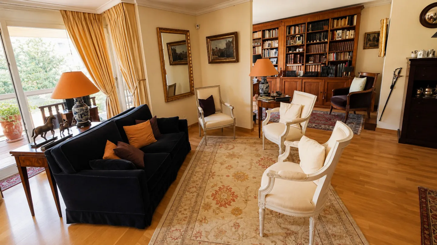Stunning 3.5-room penthouse apartment with terrace, private rooftop, and partial lake view - Directly at the gates of Geneva - Photo 5 of 27