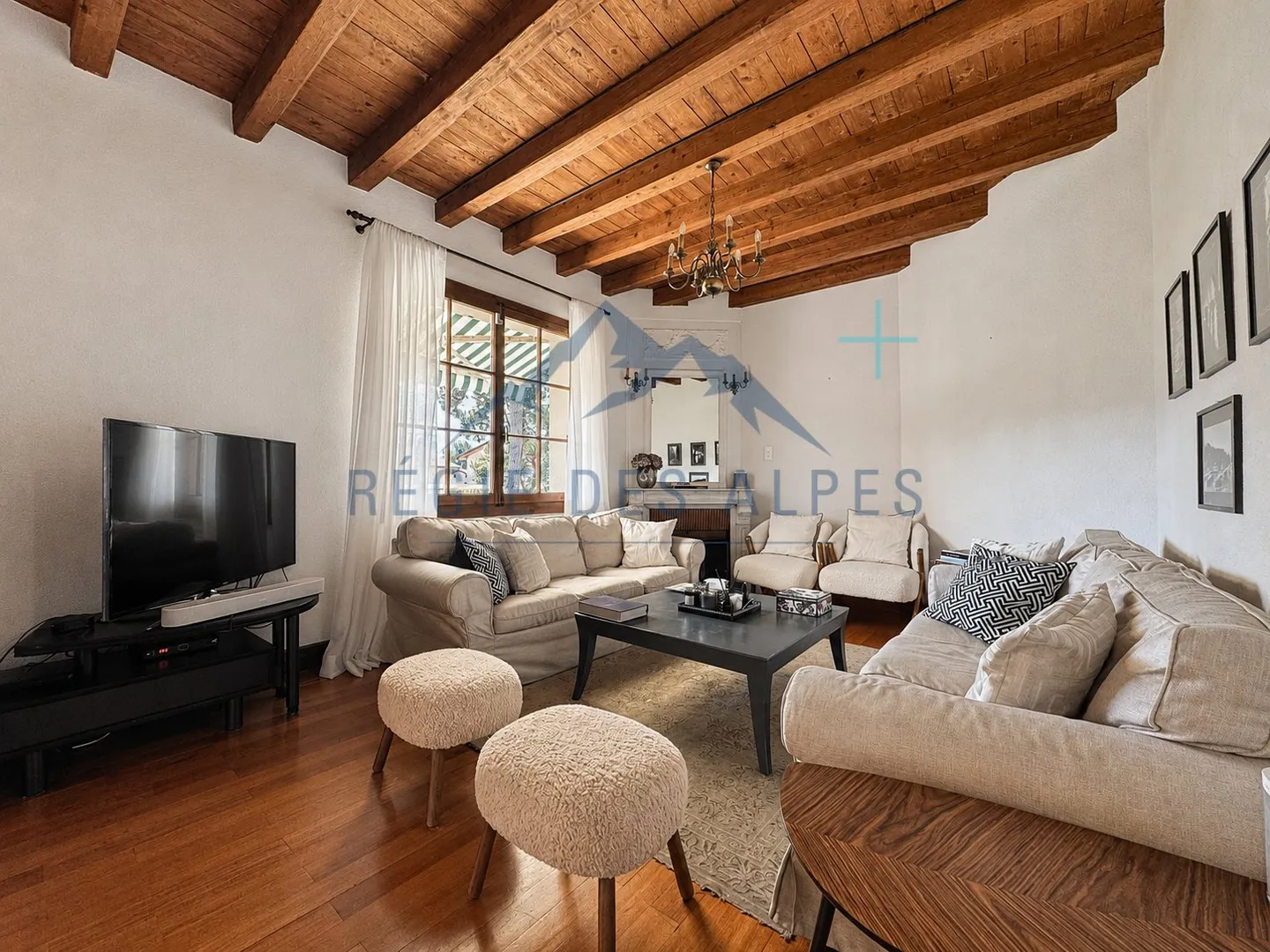 Elegant Villa with Expansive Garden - Photo 3 of 19