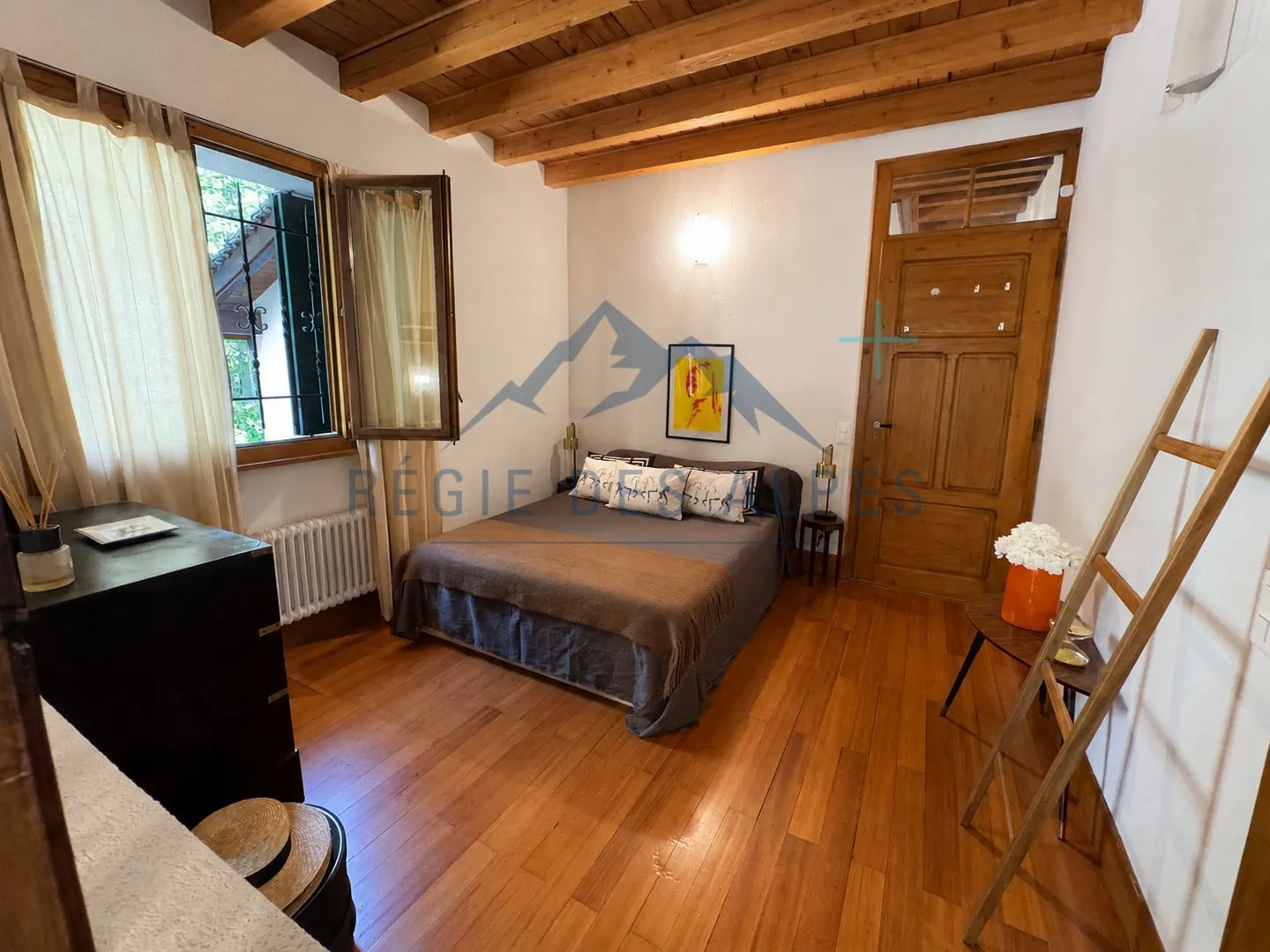 Elegant Villa with Expansive Garden - Photo 11 of 19