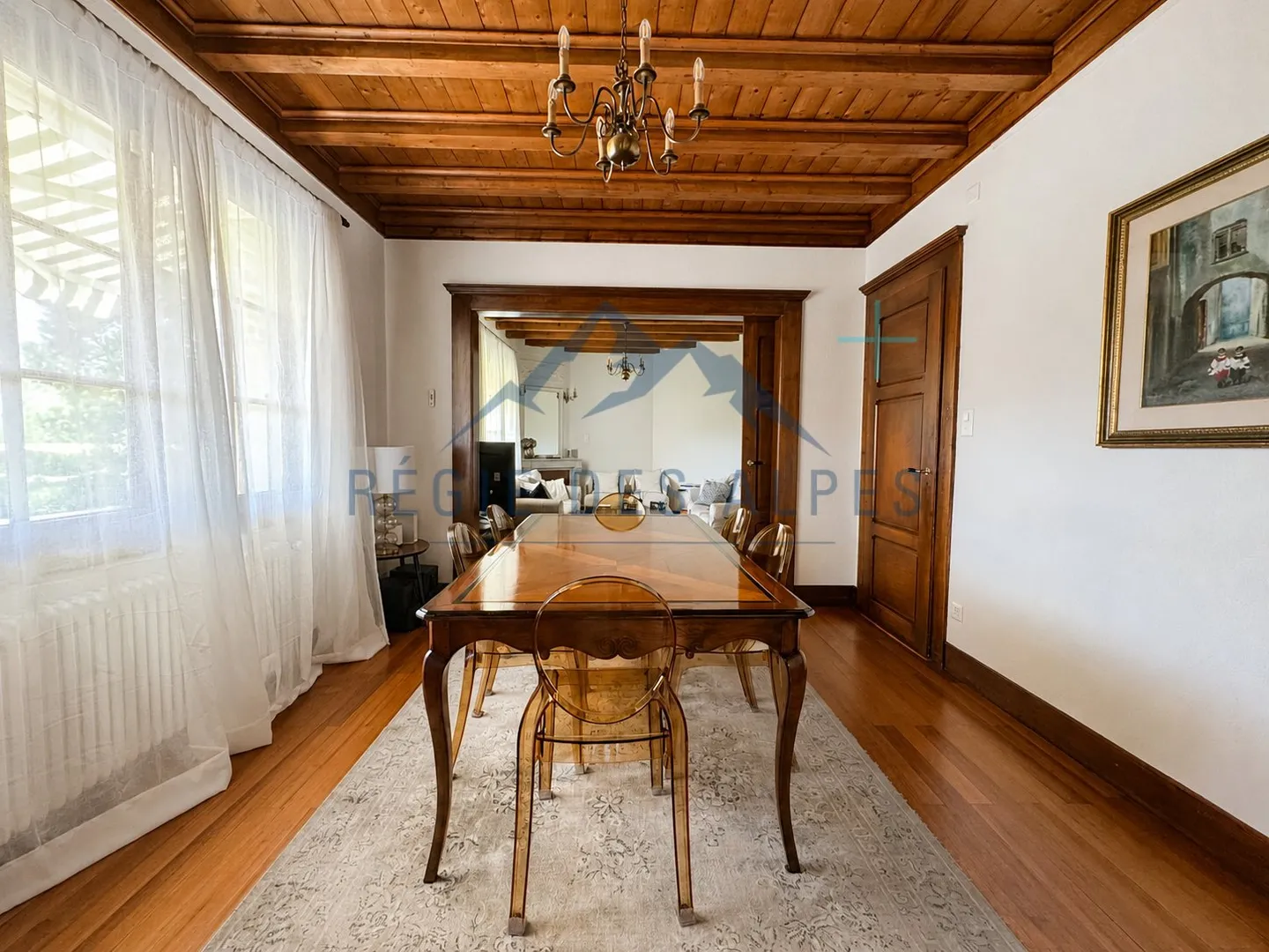Elegant Villa with Expansive Garden - Photo 4 of 19