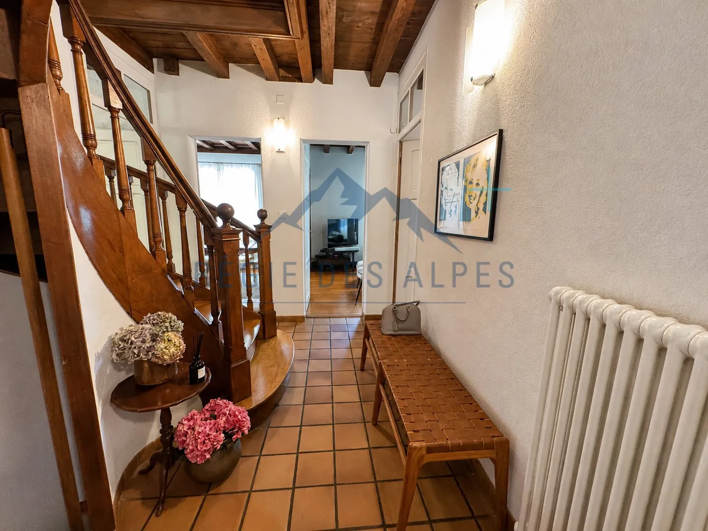Elegant Villa with Expansive Garden - Photo 6 of 19