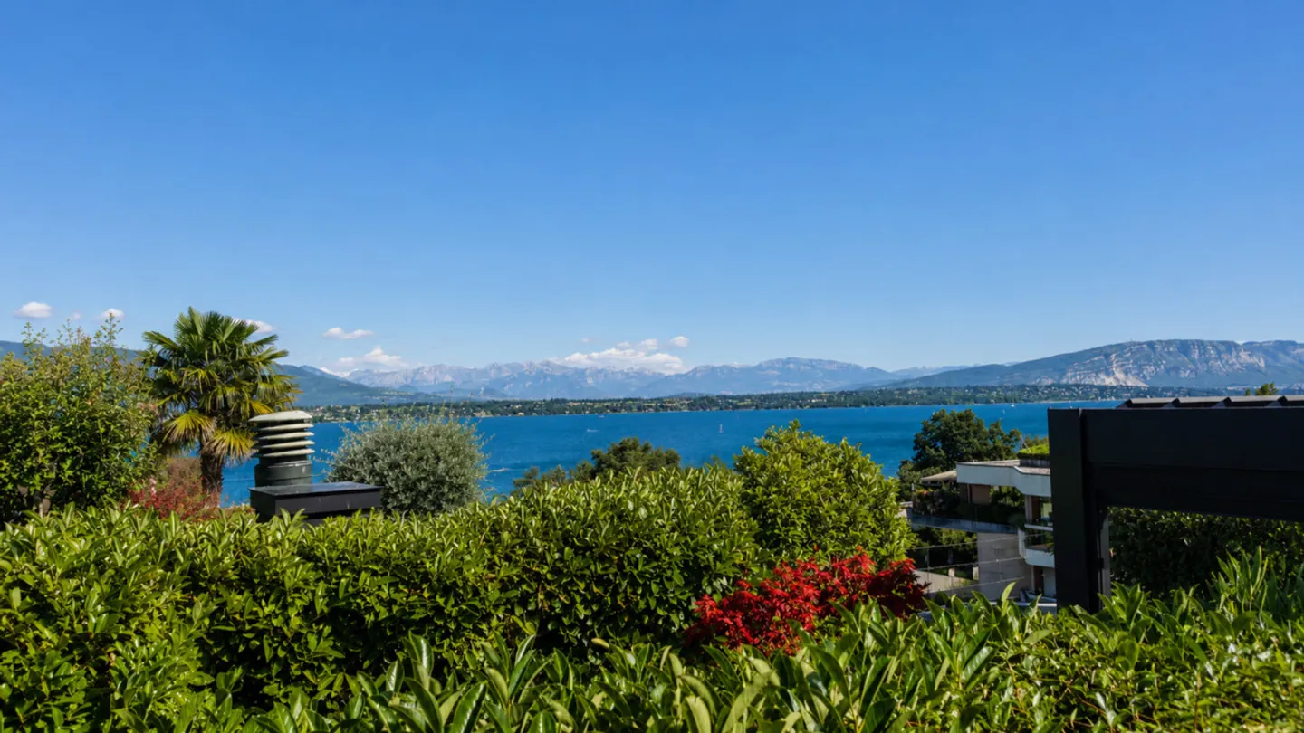 Stunning 3.5-room penthouse apartment with terrace, private rooftop, and partial lake view - Directly at the gates of Geneva - Photo 24 of 27