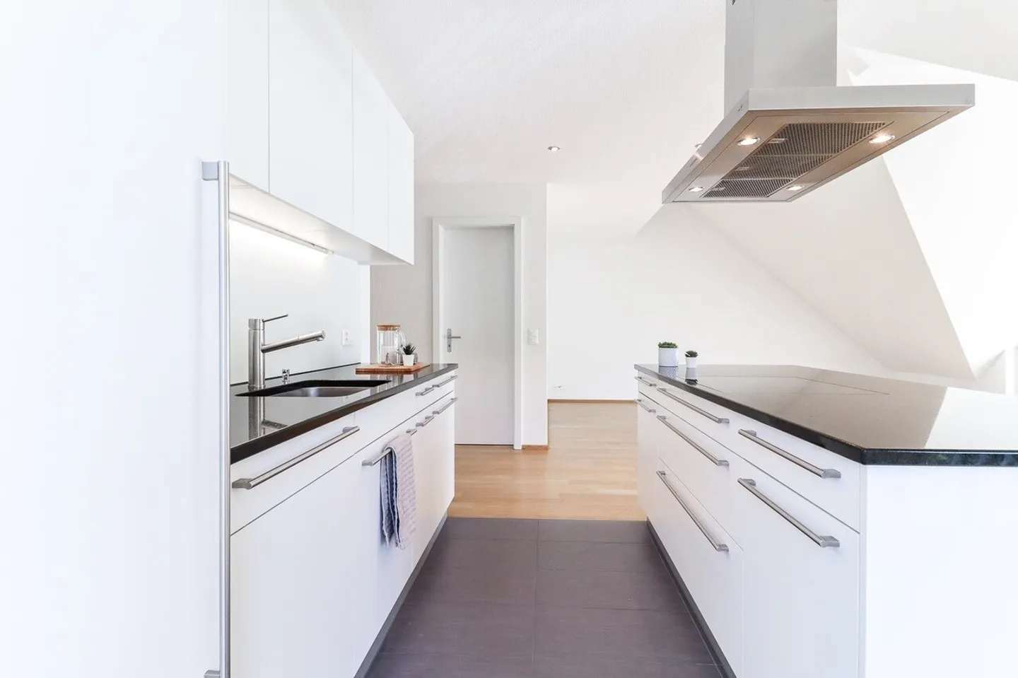 Modern Penthouse Apartment - Photo 2 of 11