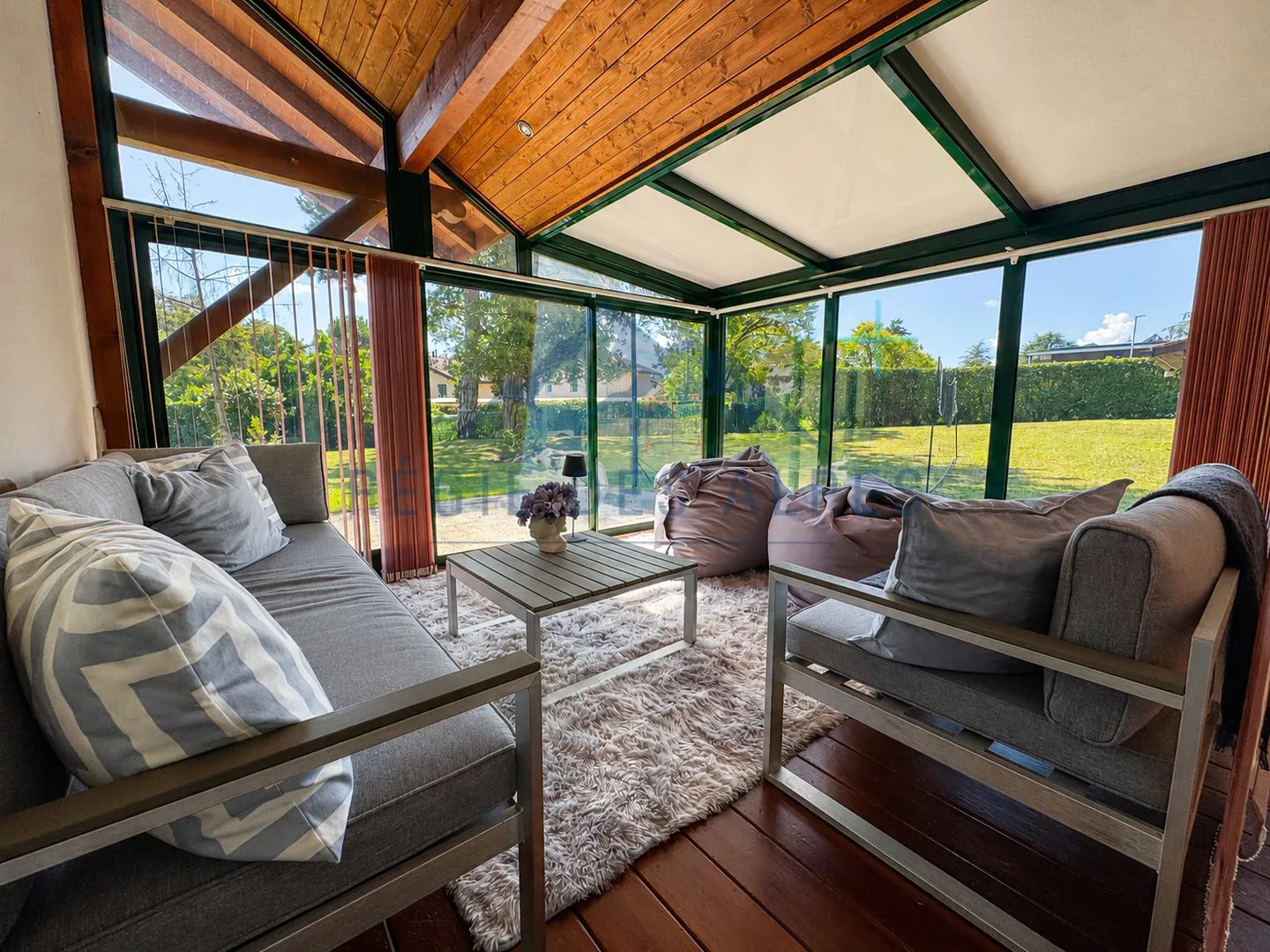 Elegant Villa with Expansive Garden - Photo 13 of 19