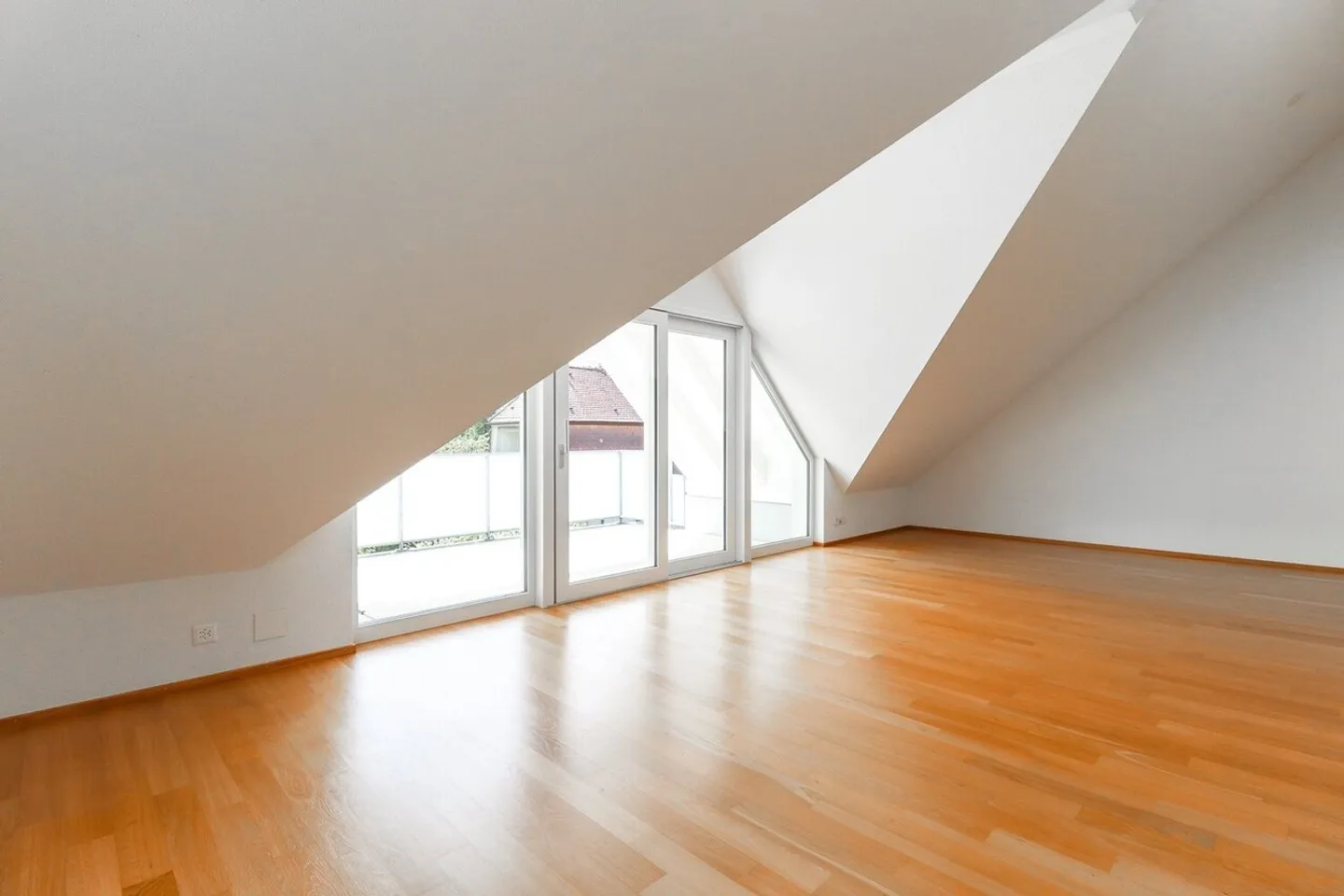 Modern Penthouse Apartment - Photo 4 of 11