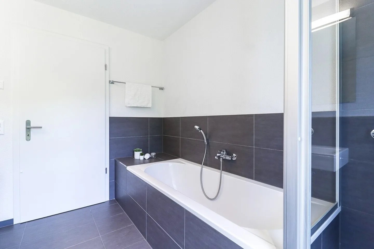 Modern Penthouse Apartment - Photo 9 of 11