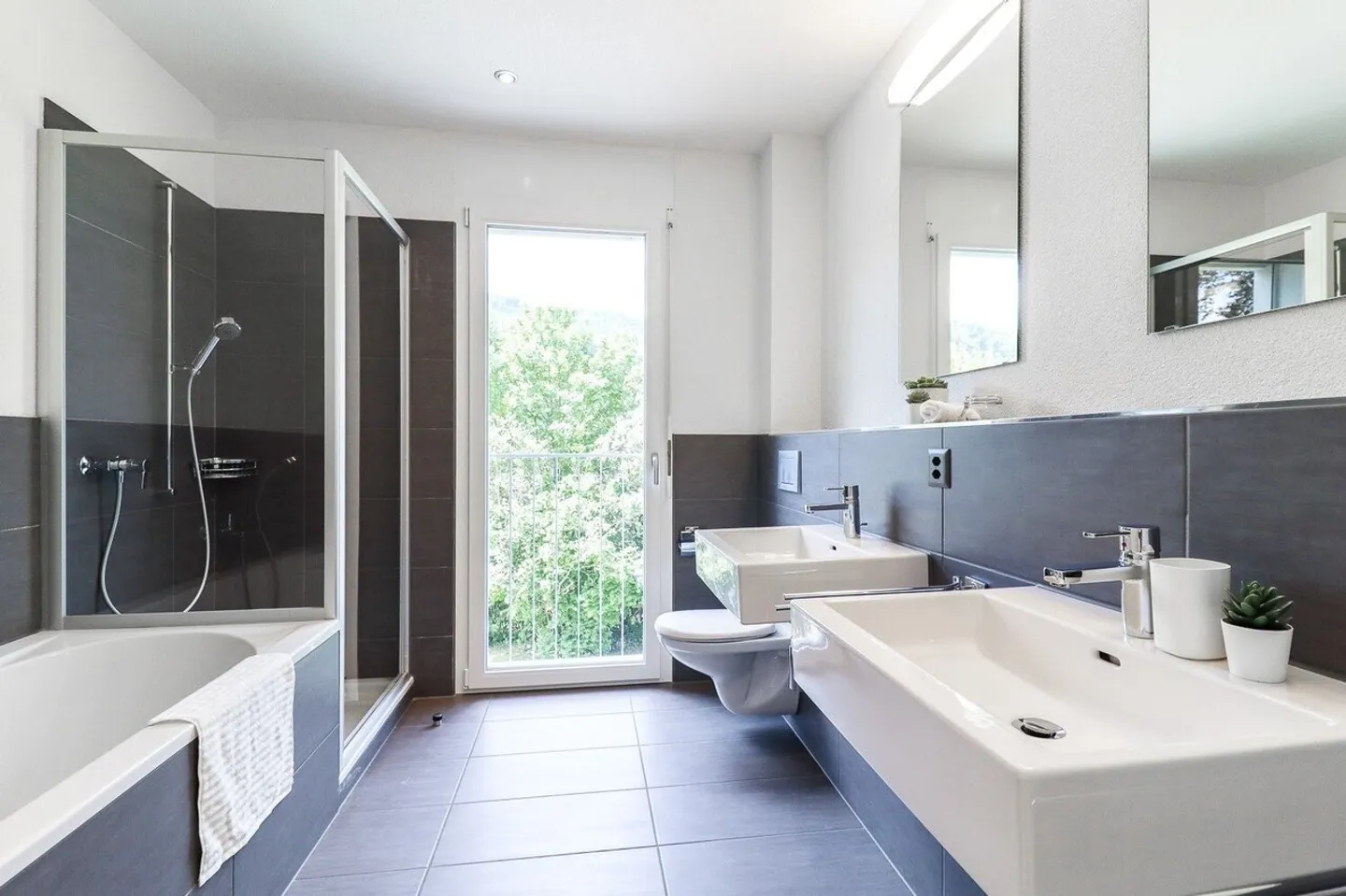 Modern Penthouse Apartment - Photo 8 of 11