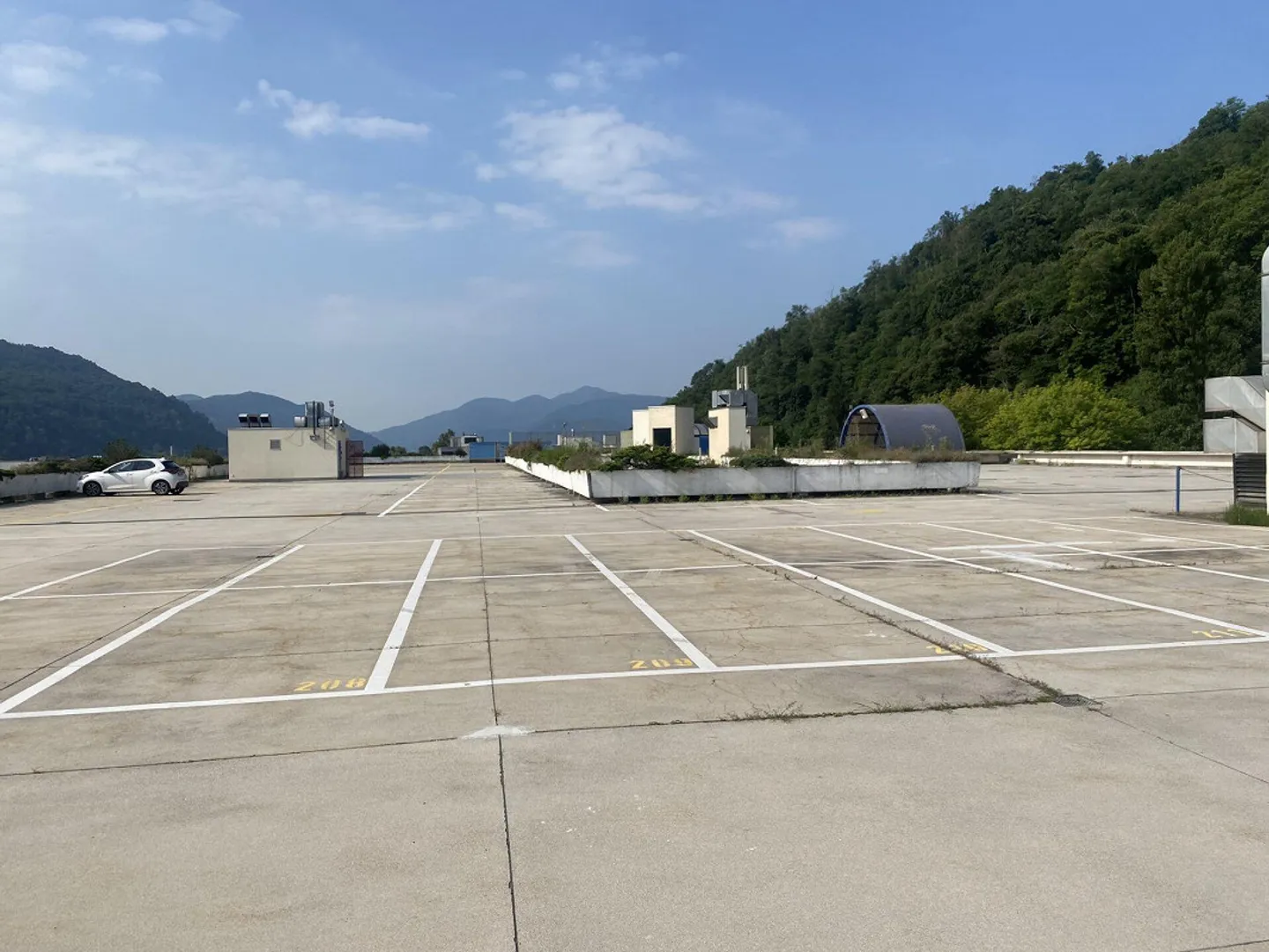 Affitto Posteggi Esterni – Centro Galleria 2, Via Cantonale, Manno - Foto 1 di 2