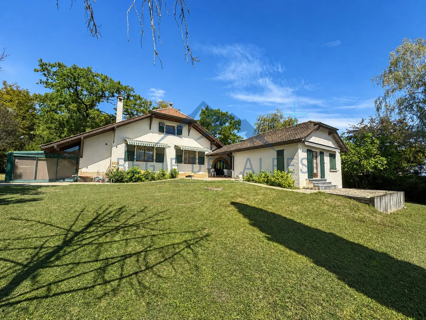 Elegant Villa with Expansive Garden - Photo 17 of 19