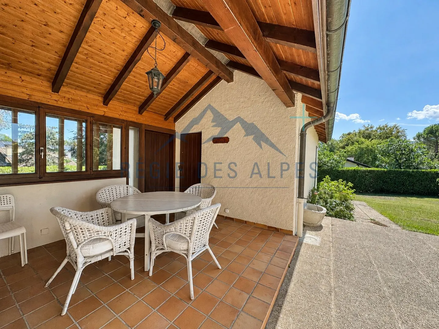 Elegant Villa with Expansive Garden - Photo 16 of 19
