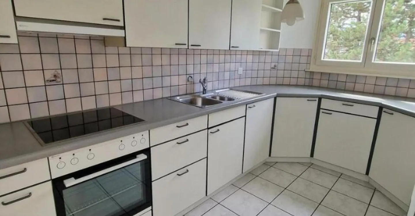 A louer spacieux appartement de 5.5 pièces avec balcon à Rossens - Foto 2 di 11