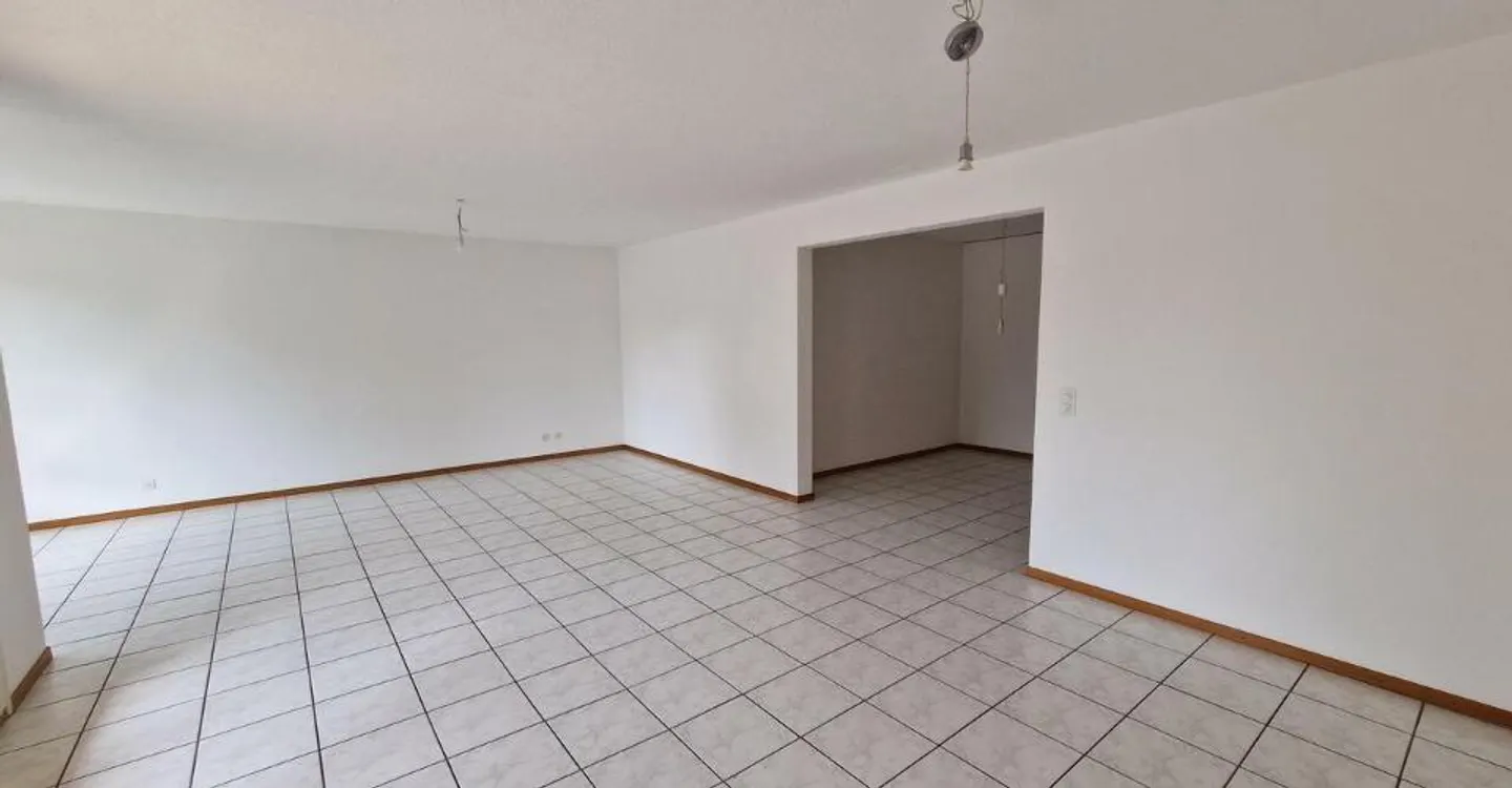 A louer spacieux appartement de 5.5 pièces avec balcon à Rossens - Foto 3 di 11