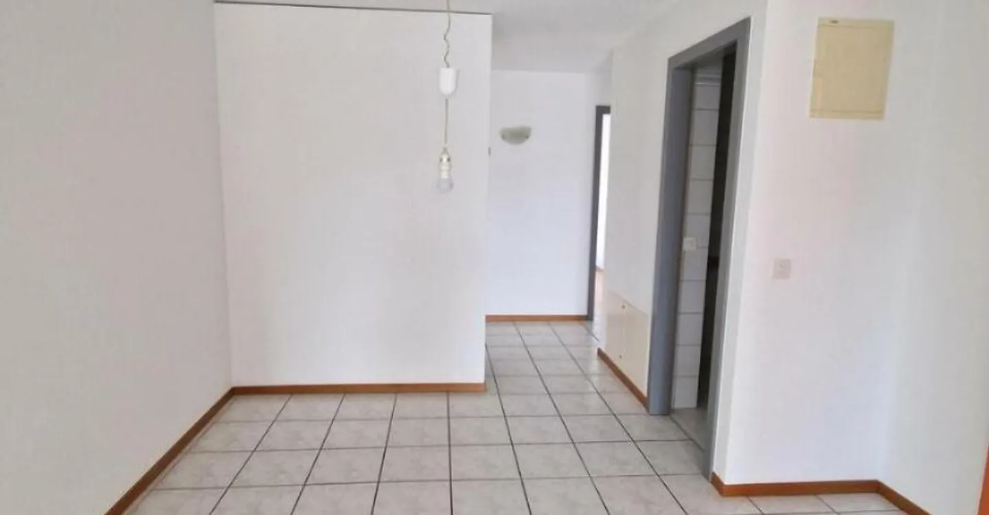 A louer spacieux appartement de 5.5 pièces avec balcon à Rossens - Foto 5 di 11